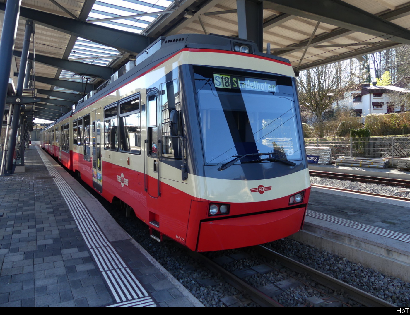 FB - Triebwagen Be 4/6 72 + Be 4/6 .. im Bhf. Esslingen am 03.02.2024