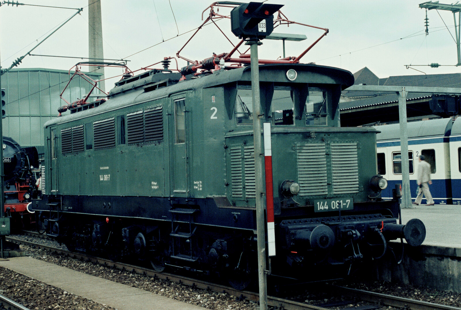 Feier des BDEF im Hauptbahnhof von Stuttgart, Ellok der DB-Baureihe 144.
Datum: 31.05.1984 