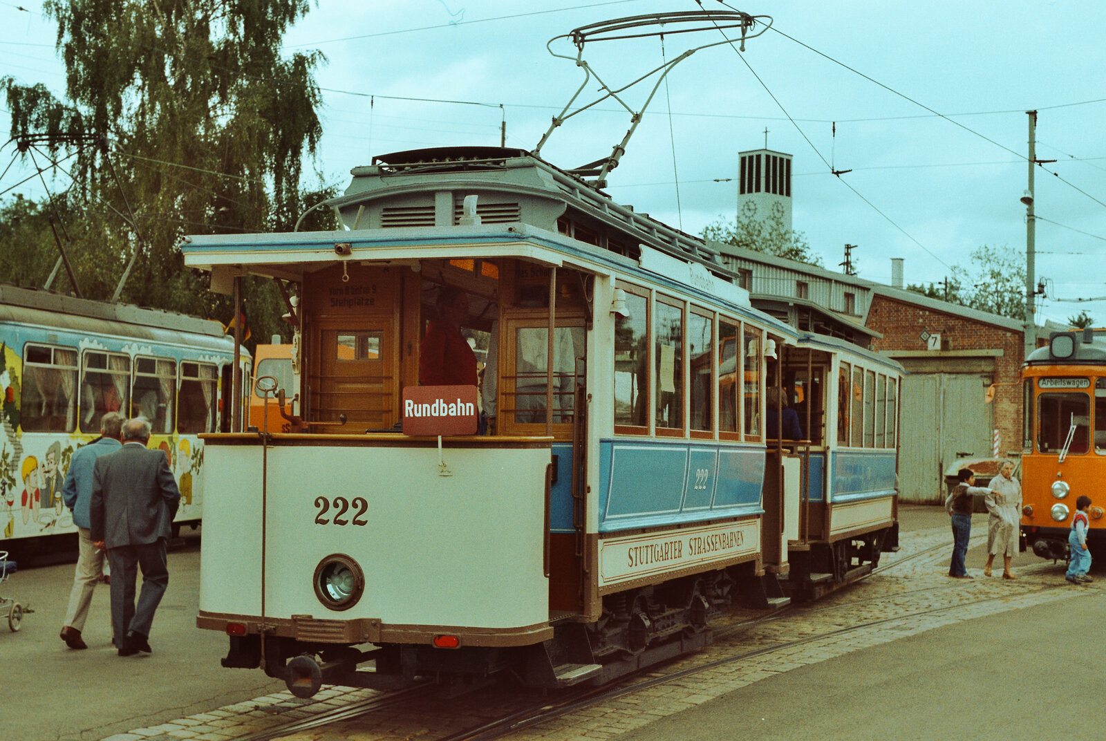Feier zu Ehren der neuen Stuttgarter Stadtbahnwagen vor dem Möhringer Wagenschuppen der früheren Filderbahn mit zahlreichen historischen Straßenbahnwagen (04.09.1983): Der Herbrand-Wagen von 1904 kann von Mitarbeitern der Stuttgarter Straßenbahnwelt leider nur noch mit einer Sondergenehmigung bewegt werden. 
 