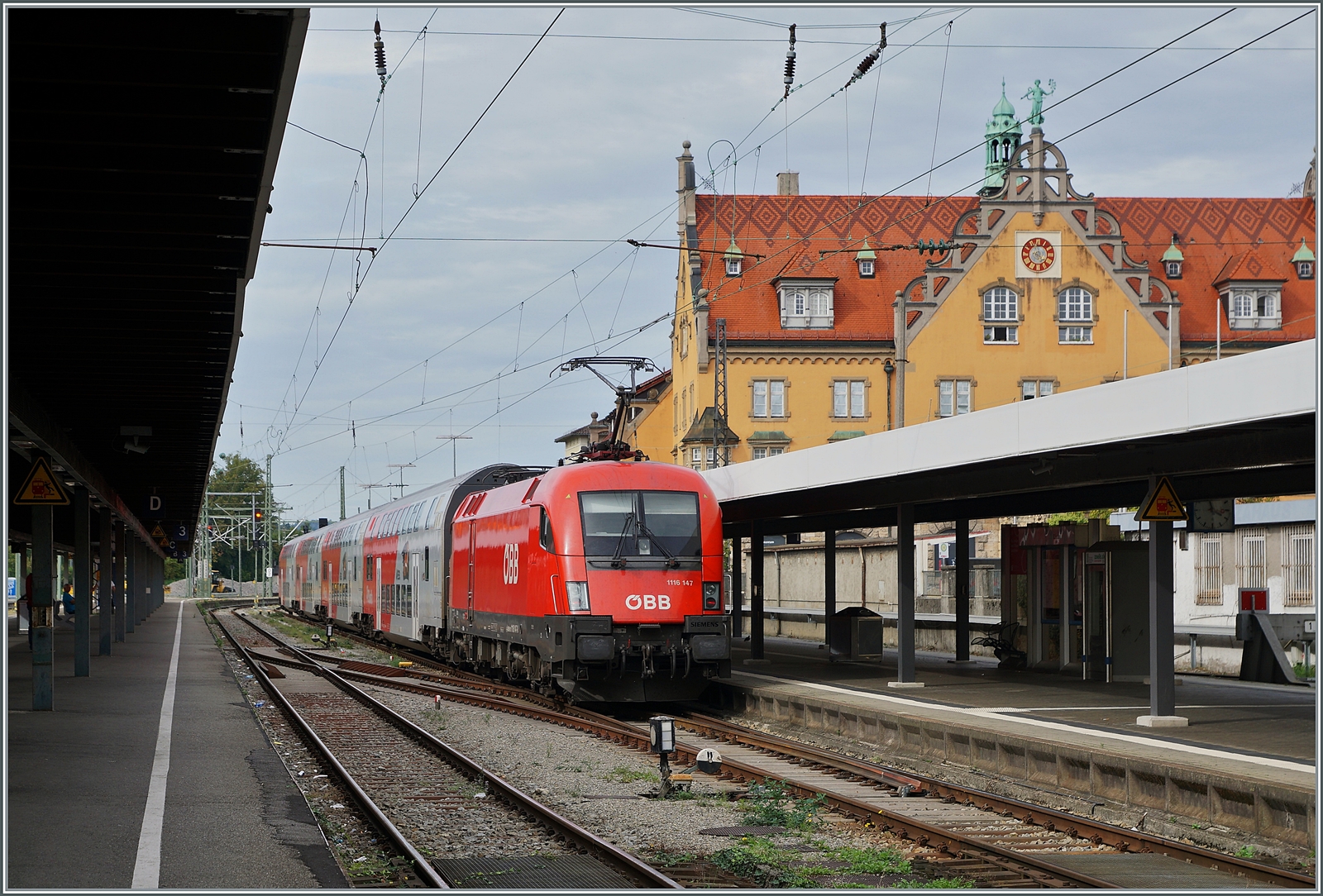 Ferien - da ist man oft reif für die Insel; also konnte ein Ausflug nach Lindau Insel nicht schaden; dort zeigt sich neben dem gewohnt straken Besucherstrom im Hafen und in der Alt-Stadt auch die Bahn weiterhin international, auch wenn z.Z. keine Schweizer-Züge mehr zum Inselbahnhof angeboten werden. Die ÖBB 1116 147 schiebt einen Doppelstock S-Bahn Zug in Richtung Bregenz aus dem Bahnhof Lindau Insel. 

13. September 2022