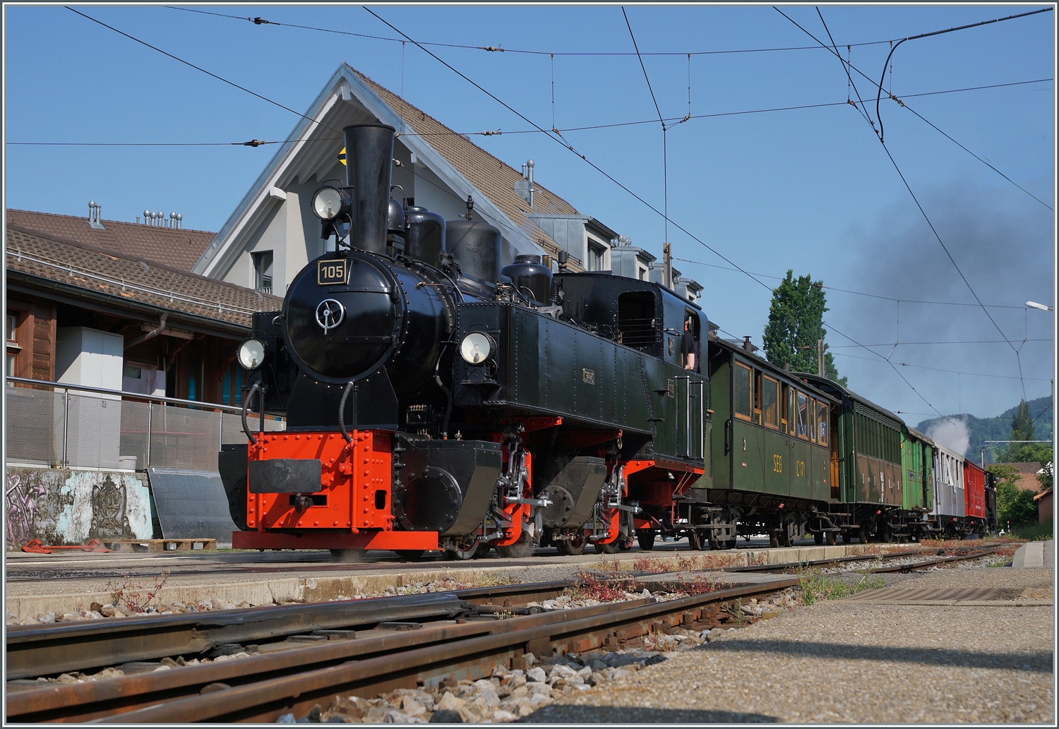 Festival Suisse de la vapeur / Schweizer Dampffestival 2023 der Blonay-Chamby Bahn: Die G 2x 2/2 105 dampft am Schluss des Dampfzuges nach Vevey kurz vor der Abfahrt in Blonay. 

29. Mai 2023