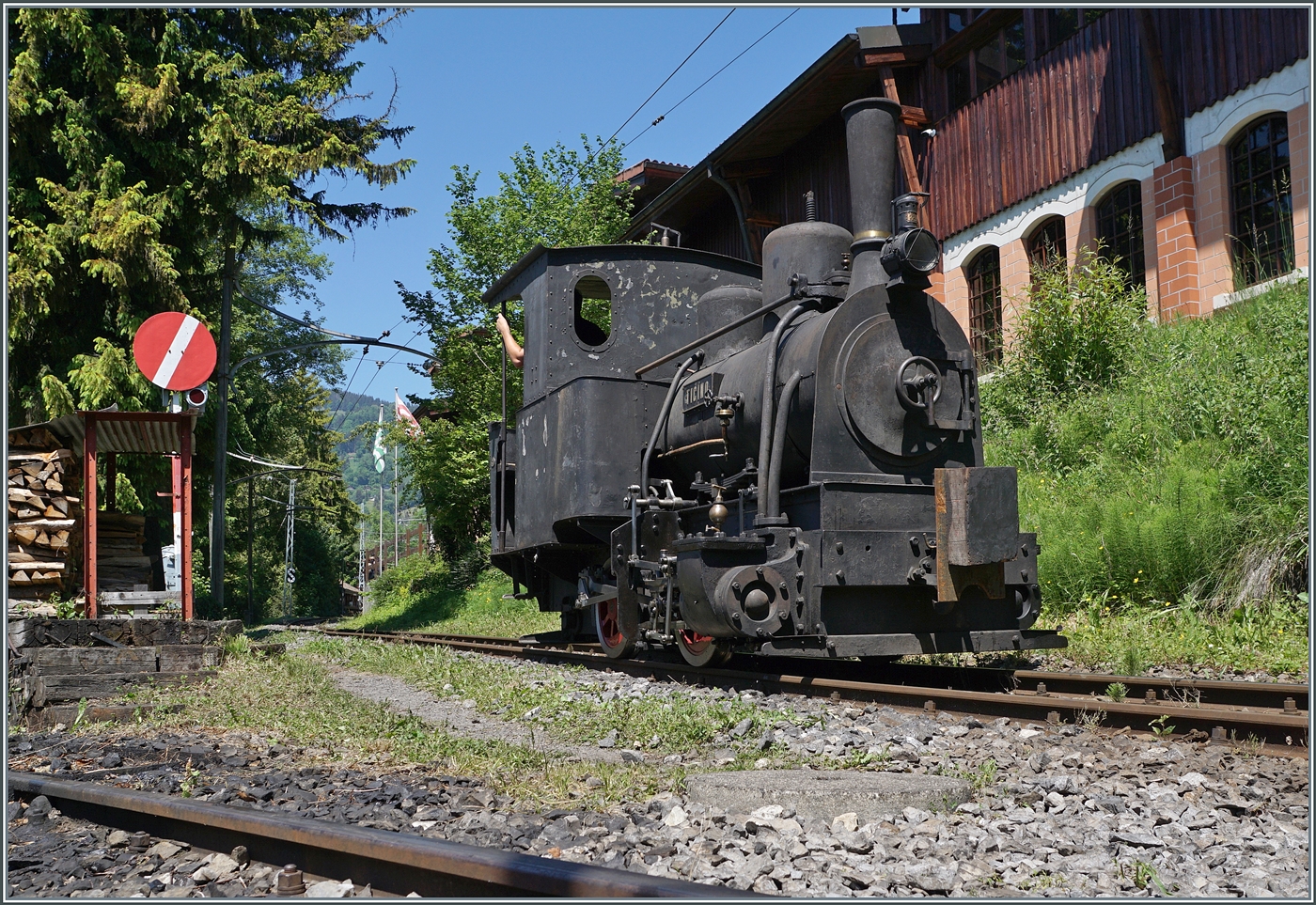 Festival Suisse de la vapeur / Schweizer Dampffestival 2026 - die G 2/2 TICINO wurde mit Brennmaterial und Wasser versorgt und wartet nun vor dem geschlossen Einfahrsignal von Chaulin Mus�e auf die Fahrt in den Museumsbahnhof, wo die Rangierarbeit schon auf die Lok wartet. 

25. Mai 2026