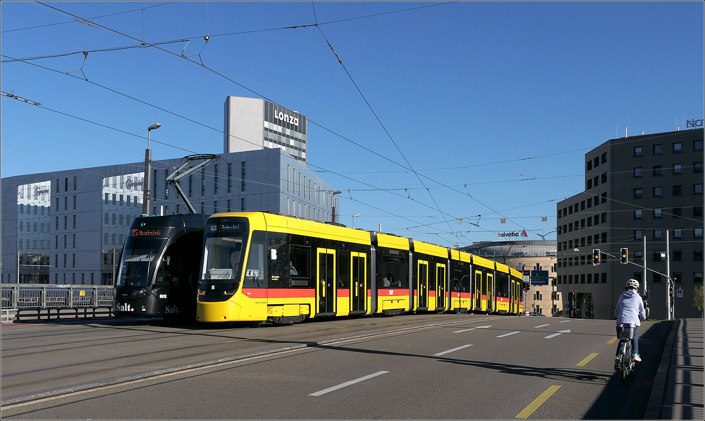 Flexity 2 und Tina nebeneinander auf der Münchensteiner Brücke - 

Bombardier Flexity 2 6013 ist dabei auf der Linie 15 nach Bruderholz unterwegs, während Stadler Tina 4204 als 11E eine große Schleife durch die Basler Innenstadt drehen wird.

Um die Position der Türen auch für Sehbehinderte auffällig zu gestalten, sind diese bei den Tina-Tram gelb umrandet, vor einem breiten schwarzen Fensterband. Grundsätzlich gefällt mir die deutliche Hervorhebung der Türen bei den Schweizer Straßenbahnen sehr gut.

18.09.2025 (M)

