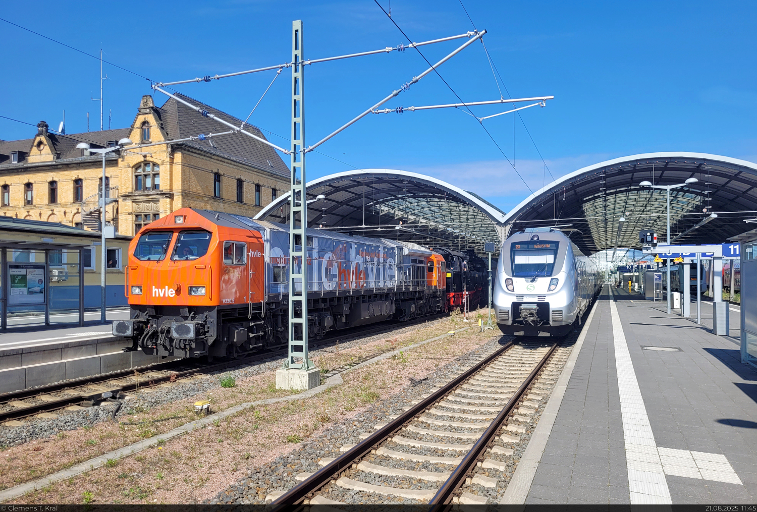Flinker Schuss auf ein Kracher-Gespann: 250 008-0 (V 330.5 | Bombardier DE-AC33C) �berf�hrt die  Bergk�nigin  95 1027-2 (95 027 | 95 0027-3 | Hanomag pr. T 20) und historische Wagen durch Halle(Saale)Hbf auf Gleis 9 in s�dlicher Richtung. Daneben der moderne 1442 604 (Bombardier Talent 2).
Da der Zug in letzter Sekunde bemerkt wurde, war der Standort nicht optimal.

🧰 Traditionsgemeinschaft 50 3708 e.V. | Arbeitsgemeinschaft R�belandbahn | Havell�ndische Eisenbahn AG (hvle)
🕓 21.8.2025 | 11:45 Uhr