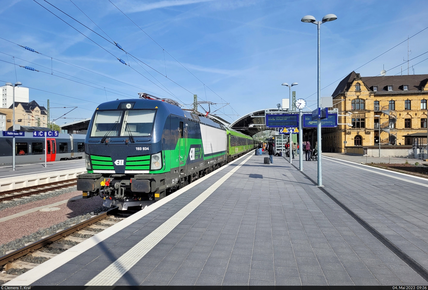 Flixtrains Neue, die 193 934-7 (Siemens Vectron), zeigte sich Anfang April in Halle(Saale)Hbf auf Gleis 7. Sie ist laut Anschrift seit dem 13.3.2023 im Einsatz.

🧰 ELL Austria GmbH (European Locomotive Leasing), vermietet an die Netzwerkbahn Sachsen GmbH (NeS) für Flixtrain GmbH
🚝 FLX 1241 (FLX10) Berlin Hbf (tief)–Stuttgart Hbf [+50]
🕓 4.5.2023 | 9:36 Uhr