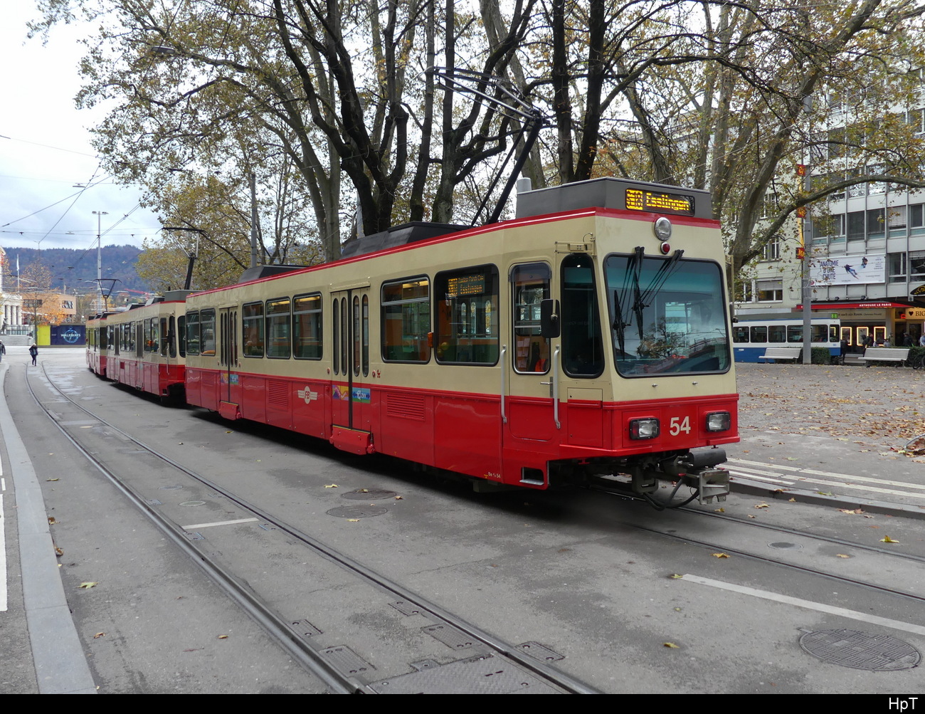 Forchbahn - Be 4/4 54 an der Spitze des Zuges nach Esslingen beim Bhf. Zürich Satdelhofen am 11.11.2023