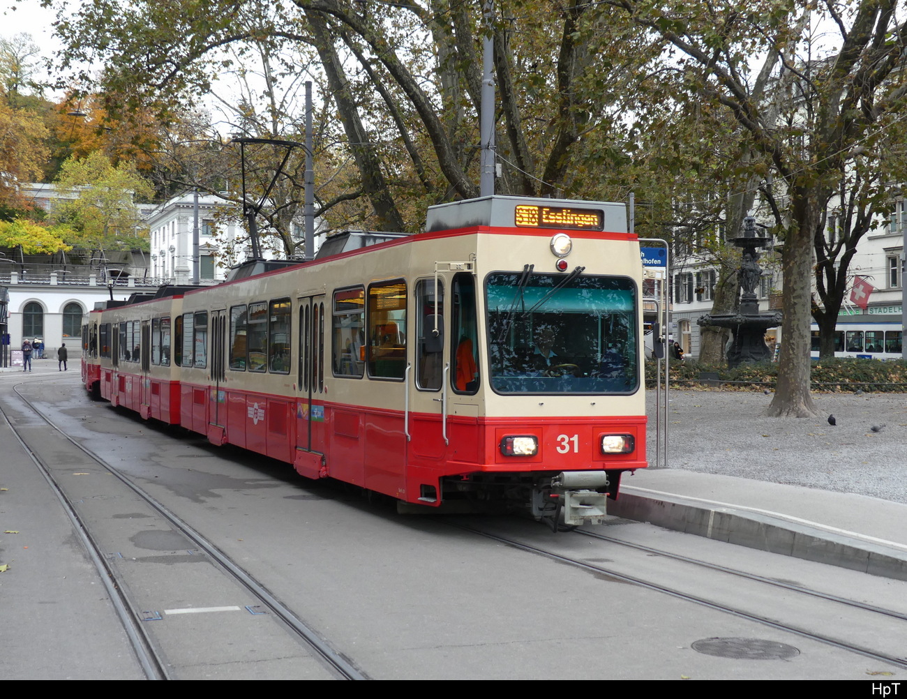 Forchbahn - Be 8/8 31/32 (Anschrift am Zug Be 8/8) an der Spitzdes Zuges nach Esslingen beim Bhf. Zürich Satdelhofen am 11.11.2023