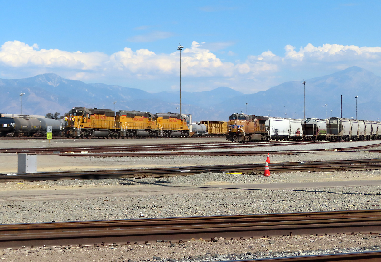 Foto von der Zufahrtsstrasse aus auf einen Teil eines Yards (Güterbahnhofs) in San Bernardino. San Bernardino, CA, 23.9.2022