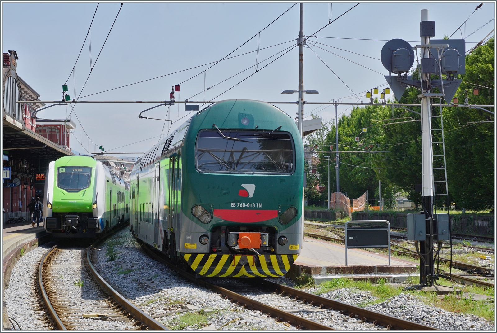 Fotografieren im Bahnhof Varese Nord (ex FMN) ist ein schwieriges Unterfangen: Auf Gleis 2 verdecken zwei abgestellte Ale 711 Züge die Sicht und hinter meinem Rücken endet der Bahnsteig. Auf Gleis 1 ist ein Trenord Rock Triebzug aus Milano eingetrofen, der nach kurzem Aufenthalt nach Laveno Mombello Nord weiterfahren wird.

23. Mai 2023
