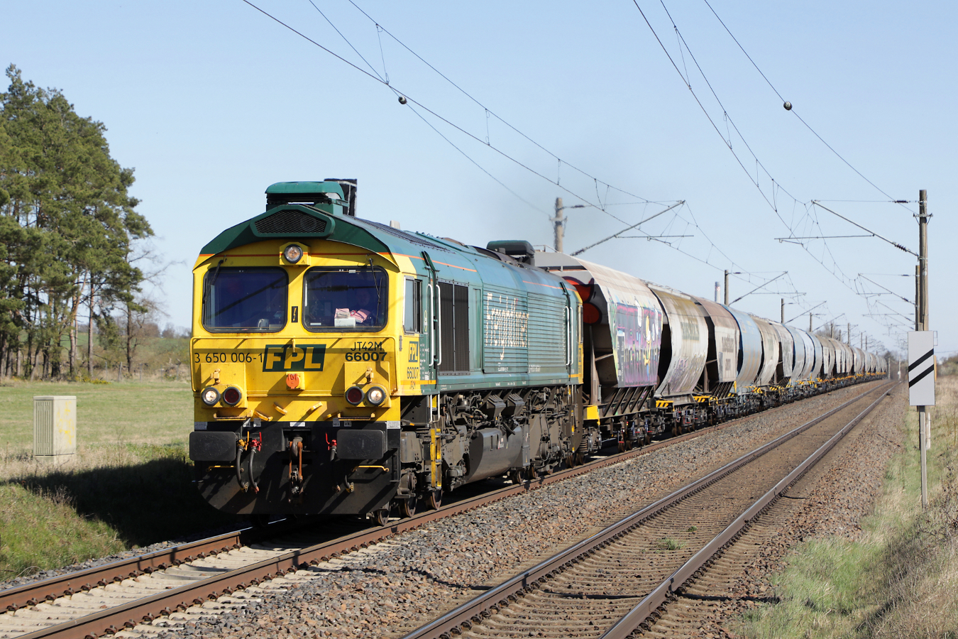 Freightliner 3 650 006 (66007) mit Cerealien bei Griebo (KBS 216), 08.04.2026 (Aufnahme vom Bahnsteig aus)