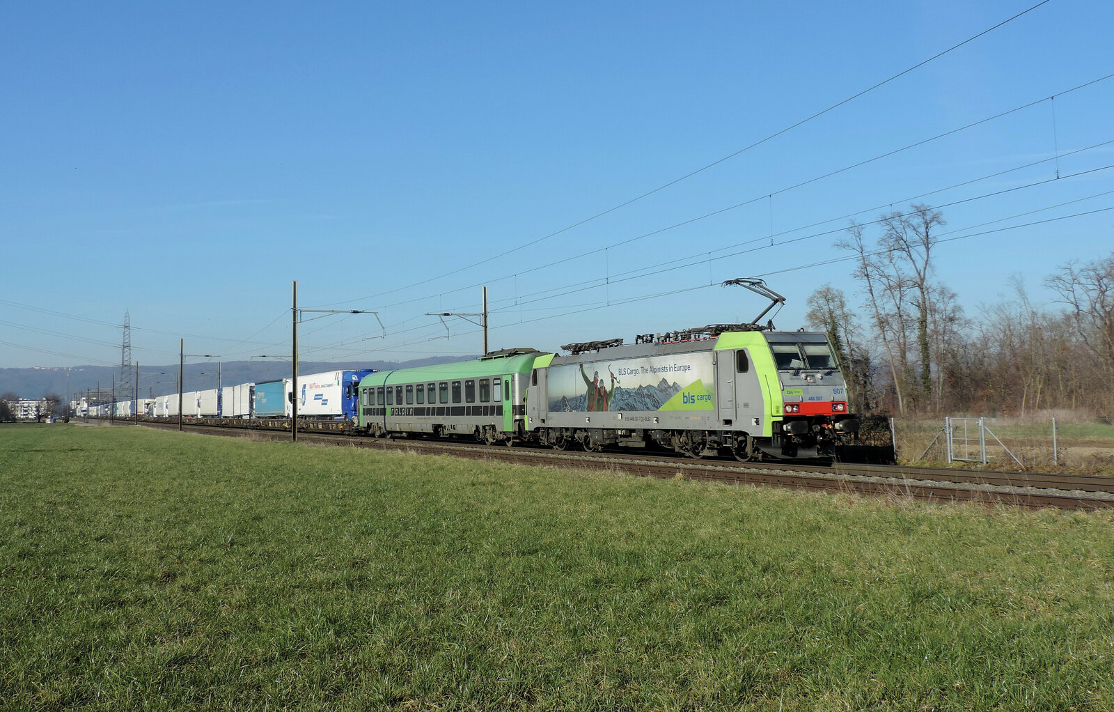 Frenkendorf - 15. Februar 2023 : Re 485 007 mit eine RoLa von Freiburg nach Novara. 

Link zum Video : https://www.youtube.com/watch?v=JPkTA-w0VRg&t=339s