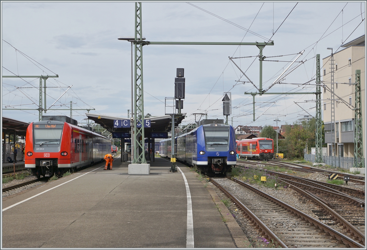 Friedrichshafen Stadtbahnhof im Laufe der Zeit: Erneut ein Zeitsprung, wenn auch im Verhältnis zu vorhergehenden weitaus kürzer, um so einschneidender jedoch die Veränderungen! Der Fahrdraht hat von Ulm und Lindau kommend Friedrichshafen erreicht, folglich wickelt sich der Zugsverkehr hauptsächlich mit elektrischer Traktion ab. Erneut stehen zwischen zwei DB-roten Zügen ein blauer BOB Triebzug: links im Bild wartet der aus Lindau Insel in Friedrichshafen angekommene DB 425 305 auf die Weiterfahrt nach Ulm, der blaue BOB 426 034-4 wird zusammen mit dem nicht zu sehenden 426 536-9 als RB91 / 87569 zum Hafenbahnhof fahren und einige DB VT 650 sind rechts im Bild abgestellt. 

14. September 2022