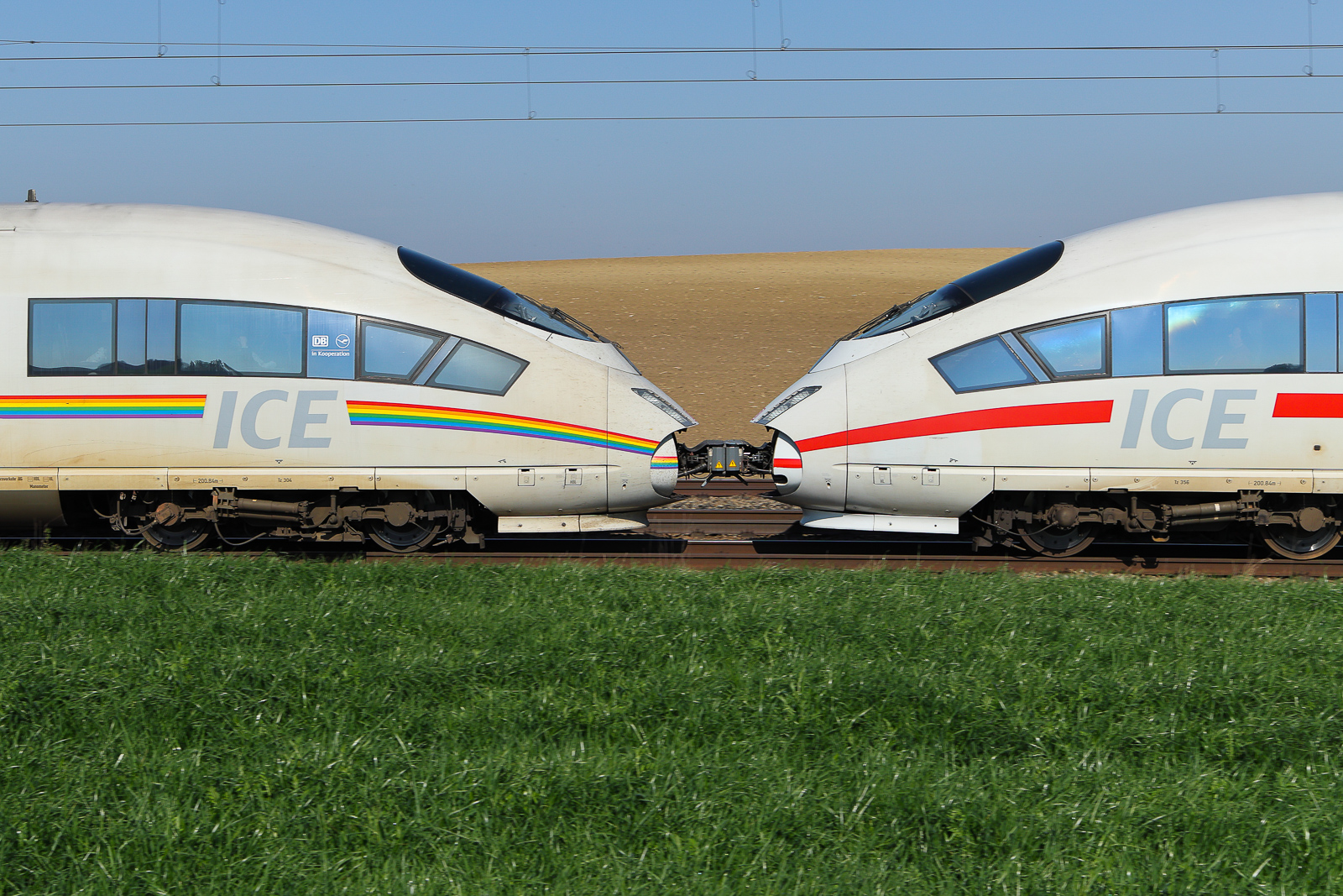 Fröhlicher ICE küsst normalen ICE. Heutzutage ist ja fast alles möglich. Am 17.4.26 bei Vierkirchen