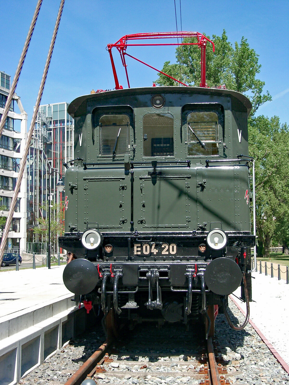 Frontansicht der vor der DB-Zentrale in Frankfurt/Main auf einem kurzen Schienenstück als Denkmallok aufgestellten E 04 020 (Aufnahmedatum: 04.05.2003).
