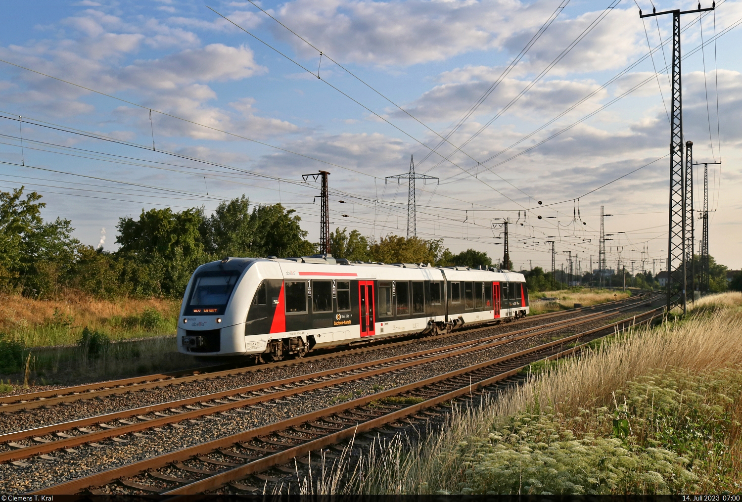 Früh am Morgen hat 1648 405-6 (Alstom Coradia LINT 41) den Bahnhof Großkorbetha ohne Halt durchfahren.

🧰 Abellio Rail Mitteldeutschland GmbH
🚝 RB 80546 (RB77) Halle(Saale)Hbf–Karsdorf
🕓 14.7.2023 | 7:00 Uhr