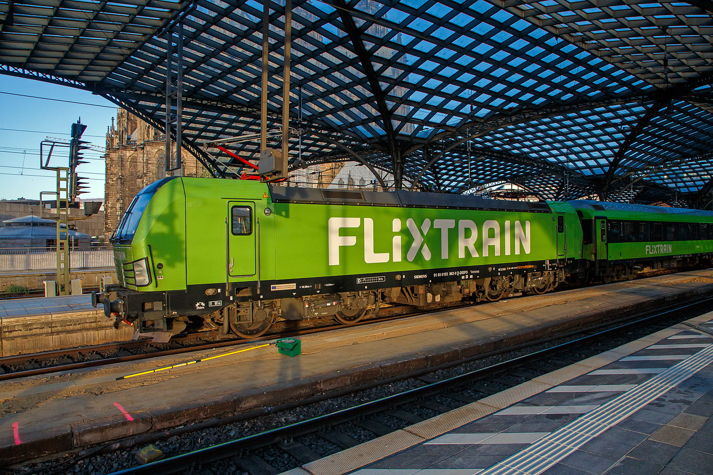 Früh morgens im Hbf Köln....
Die an die SVG - Schienenverkehrsgesellschaft mbH (Stuttgart) für FLIXTRAIN Verkehre vermiete MRCE Dispolok X4 E – 862 bzw. 193 862 (91 80 6193 862-0 D-DISPO) verlässt am 14.05.2022 mit dem FlixTrain (FLX 1233 / Köln Hbf – Leipzig Hbf) den Hauptbahnhof Köln. 

Dahinter kann man den Dom erkennen.