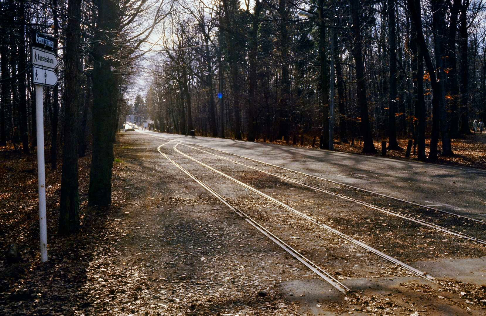Früher zweigte an der Haltestelle Ruhbank eine Straßenbahnlinie zur Waldau ab. 1984 lagen dort noch einige Gleise.