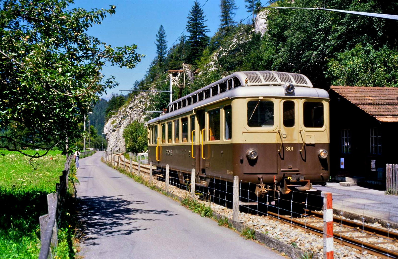 Frühere Schweizer Privatbahn Meiringen-Innertkirchen-Bahn: Motorwagen ABDeh 4/4 301 (Berner Oberland-Bahnen) bei der Haltestelle Unterwasser (1988)