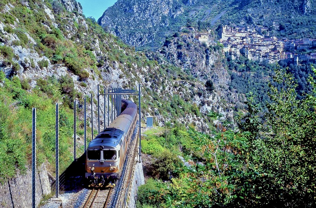 FS D445 1074, Saorge, IR2081, 05.09.1994.


D445 1074 auf der Tendabahn unterwegs nach Ventimiglia und San Remo vor der Kulisse des Bergdorfes Saorge, 05.09.1994, IR 2081.
