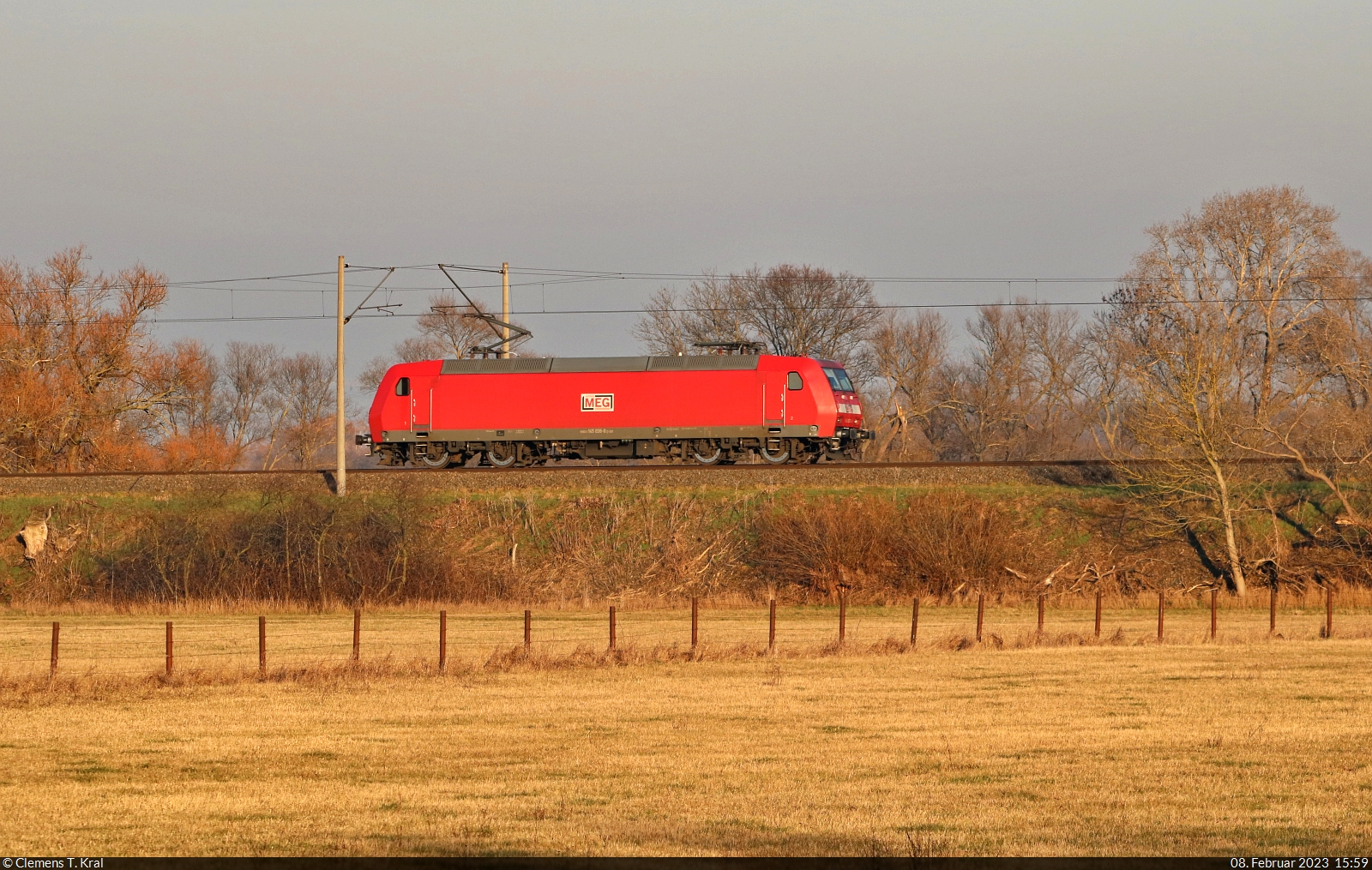 Für 145 038-6 geht es solo Richtung Merseburg Hbf. Gesehen in Reichweite der Saale bei Kollenbey (Schkopau).

🧰 DB Cargo, vermietet an die Mitteldeutsche Eisenbahn GmbH (MEG)
🕓 8.2.2023 | 15:59 Uhr