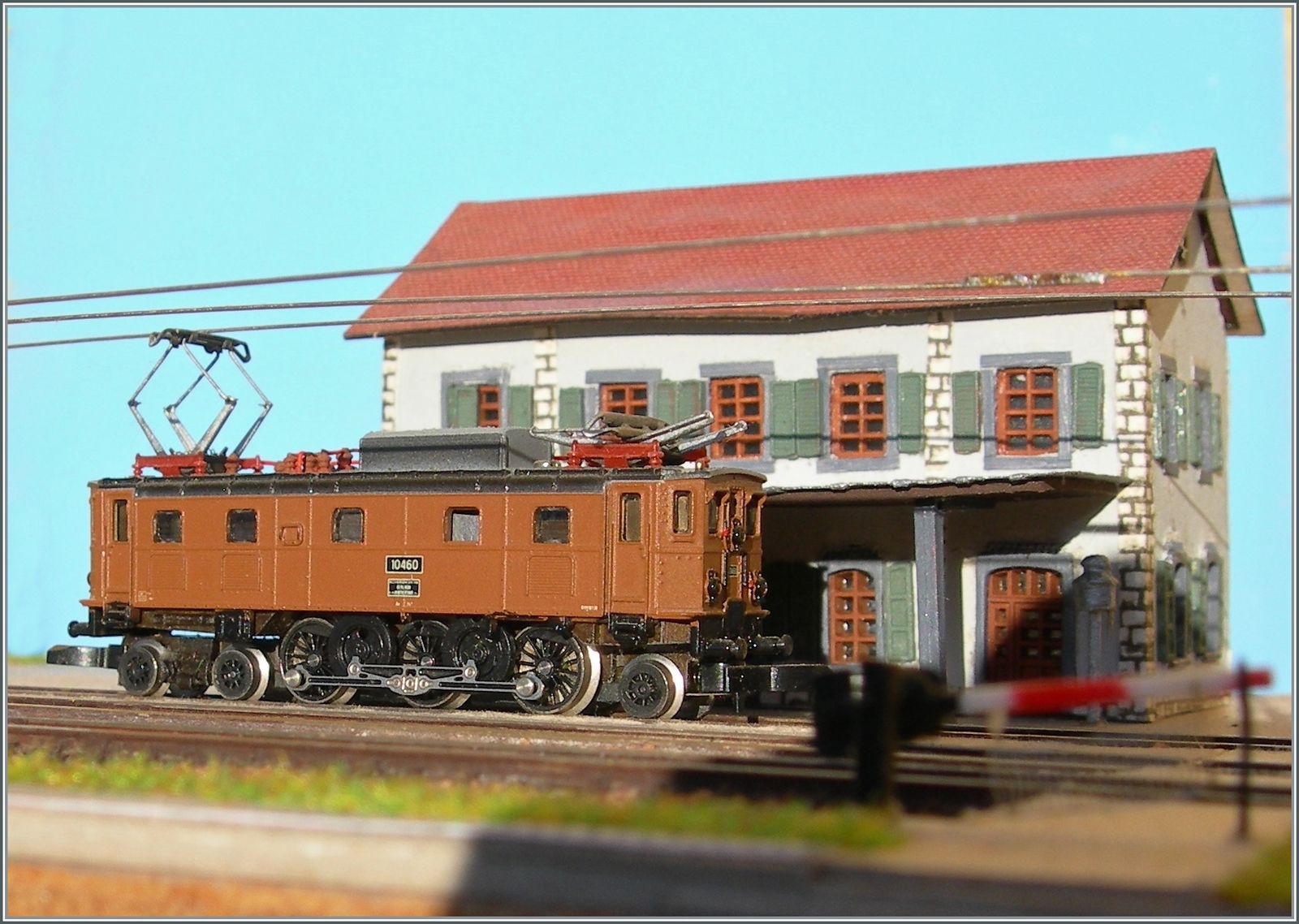 Für dieses Bild aus dem  Plandienst  geholt und vor das Bahnhofsgebäude von Büren an der Aare gestellt: die  Konstanzer  Ae 3/6 10460 von märklin mini club.

6. Dezember 2022