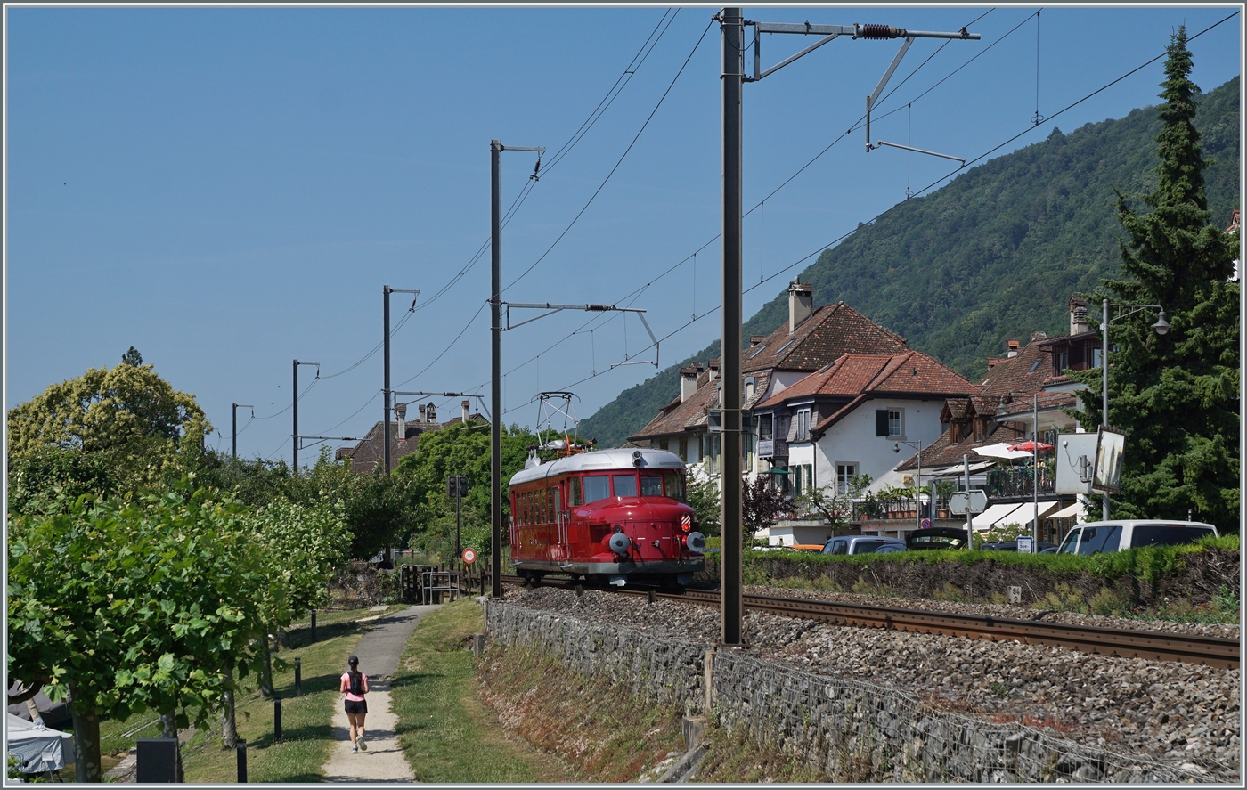 F�r Fronleichnam bot die OeBB eine attraktive Fahrt mit dem Roten Pfeil nach Ligerz an. Ein guter Grund an den Bielersee zu fahren und den sch�ne OeBB RCe 2/4 607 (UIC 99 85 911 6 607-7) zu fotografieren. Der Plan war, den Zug hier wie zu sehen zu fotografieren und dann rasch zum nicht weit entfernten Bahnhof zu eilen und den dort stehenden  Roten Pfeil  in aller Ruhe abzulichten. Doch zu meiner �berraschung hielt er im (geschlossen) Bahnhof von Ligerz nicht, sondern fuhr weiter...
Immerhin gelang es, den  Roten Pfeil  zwischen zwei Masten zu fotografieren.
 
19. Juni 2025