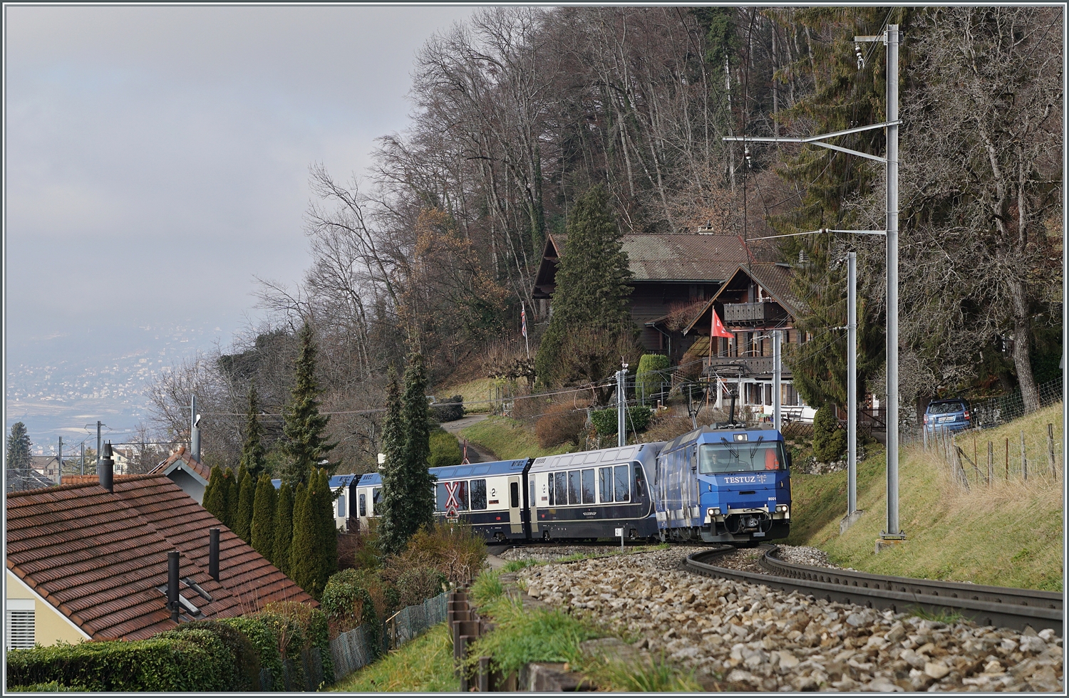 Für den Gegenzug, den Golden Pass Express GPX 4074 wagte ich noch einen weitern Versuch, diesmal ein paar Meter weiter hinten. Im Bild die Ge 4/4 8001 mit dem GPX 4074 auf dem Weg von Montreux nach Interlaken Ost bei Chernex. 

17. Dezember 2023