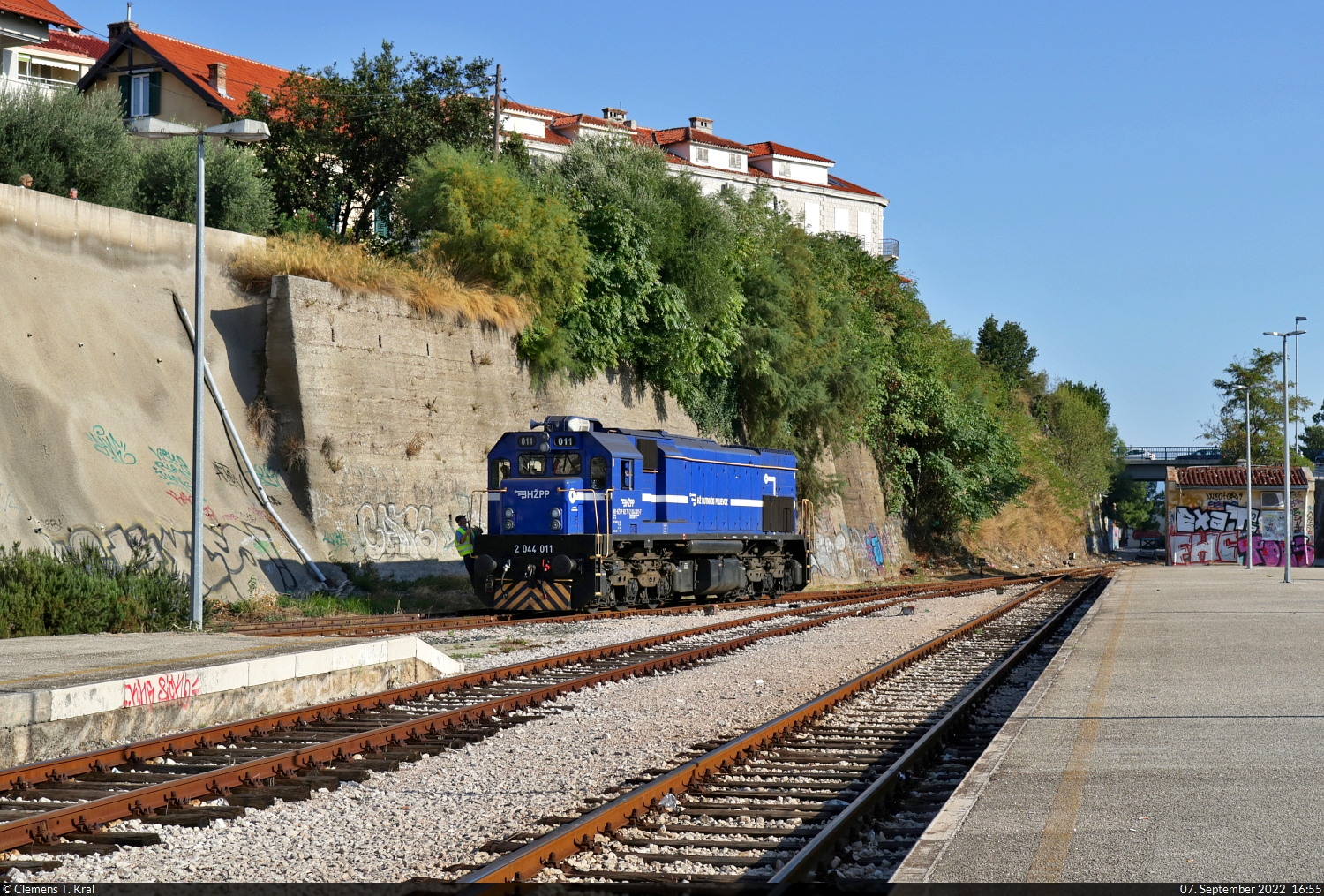 Für den Nachtzug nach Bratislava (SK) ist diesmal 2044 011 (92 78 2044 011-7 HR-HŽPP | EMD GT22HW-2) eingeteilt. Sie muss vor der Abfahrt im Bahnhof Split (HR) noch tüchtig rangieren. Gerade hat sie sich von den Personenwagen gelöst und holt gleich die beiden Autoreisezugwagen, die noch am Hausbahnsteig stehen.

🧰 HŽ Putnički prijevoz (HŽPP) | ZSSK | ÖBB
🚝 EN 1152 Split (HR)–Bratislava hl.st. (SK)
🕓 7.9.2022 | 16:55 Uhr