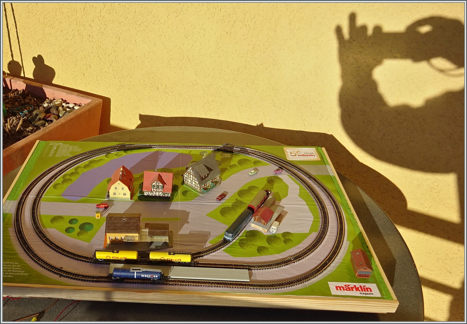 Für die Spielbahn fand ich zufälligerweise einen Rahmen, die alten Schienen mussten zeitaufwändig aufgearbeitet werden und alles dauert weit länger als ein paar Schienen  an der markierten Stelle aufgelegt , doch ich gewöhnte mich überraschend schnell daran, dass sich die Züge nun durch in einem 145 mm Radus quälen (auch meiner Modellbahn habe ich im sichtbaren Bereich mind. 490 mm Radius verlegt).

7. Februar 2023 
 