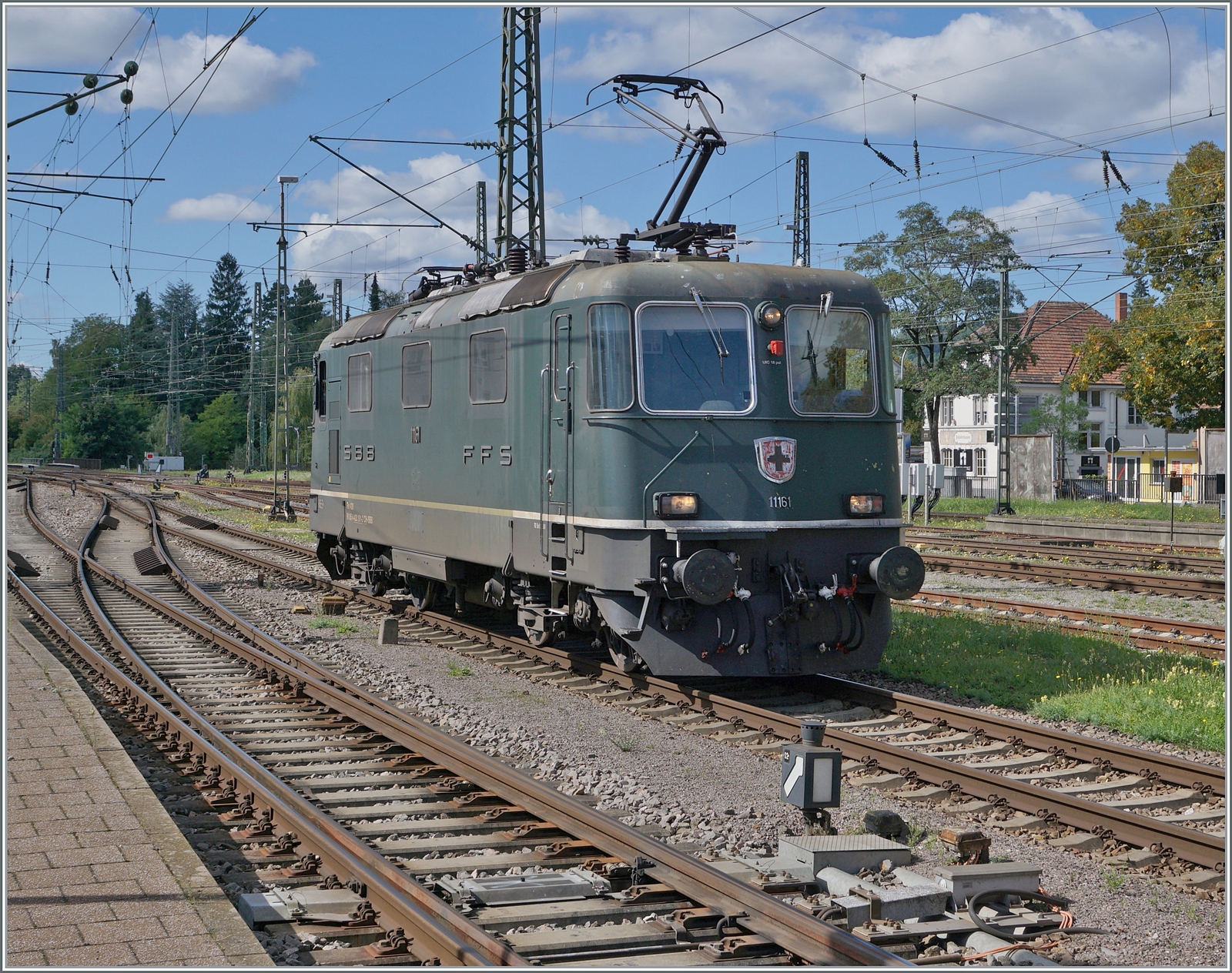 Für die Weiterfahrt des in Singen angekommen IC Stuttgart - Zürich ist die SBB Re 4/4 II 11161 vorgesehen, die sich bereits dem Zug nähert.

19. September 2022