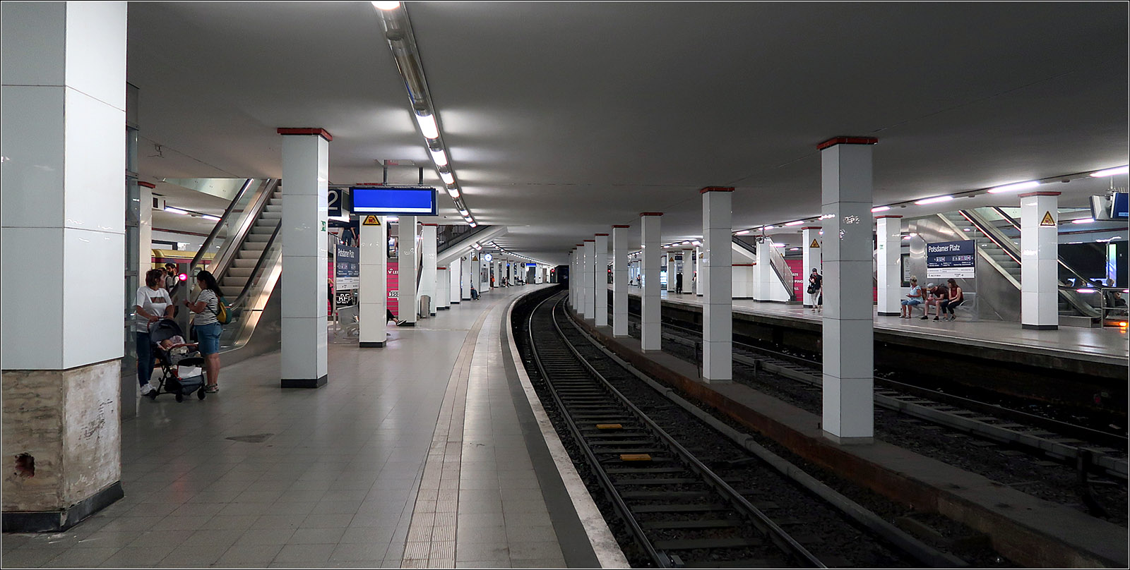 Für eine zweite Nord-Süd-S-Bahn vorbereitet - 

... ist der S-Bahnhof Potsdamer Platz schon seit seiner Fertigstellung im Jahr 1939. Die beiden mittleren Gleise wird dann die zweite Nordsüd-Strecke aufnehmen. Bis kurz vor das Brandenburger Tor ist der Tunnel schon viergleisig. Ab dort soll es in zwei Röhren rechts und links am Reichstag vorbei zu einer unterirdischen Station am Hauptbahnhof gehen. Weiter nördlich taucht die Strecke auf und wird mittels einem kreuzungsfreien Gleisdreiecks an die Ringe S-Bahn angebunden, einmal zum Bahnhof Westhafen und auf der anderen Seite zur Station Wedding. 
Nach Süden sollen sich die Gleise aus dem Bahnhof Potsdamer Platz wieder ausfädeln (Abzweig vorbereitet) und dann neben der U2 wieder ans Tageslicht kommen. Platz für den Tunnel wurde unter bzw in der dortigen Bebauung freigehalten. Am Gleisdreieck soll ein Hochbahnhof für die S-Bahn entstehen zum Umstieg auf die dort verkehrenden U-Bahnlinien. Südlich kann sich dann die Strecke in Richtung der beiden Yorkstraße-S-Bahnstationen verzweigen und dort Anschluss an die vorhanden Strecken bieten. Zusätzlich wird eine Verbindung vom Julius-Leber-Platz zur Ring-S-Bahn am Bahnhof Südkreuz geschaffen. 
Würde man hier auch ein Verbindung nach Westen auf die Ringbahn schaffen könnte man eine Achter-S-Bahnlinie einrichten, eine Linie die zweimal über diese zweite Nordsüdstrecke fahren würde.

Das Projekt nennt sich S21, der Bau startet 2009 am Hauptbahnhof, nachdem schon früher die Abzweige am Nordring vorbereitet wurden. In absehbarer Zeit wird nur der Abschnitt vom Nordring zu einem prov. Bahnhof am Hauptbahnhof in Betrieb gehen. Bis die gesamte Strecke mal in Betrieb sein wird, werden wahrscheinlich mehr Jahre vergangen sein, als der Bau von Stuttgart 21 gebraucht haben wird. Mal sehen ob die Berliner S21 oder die zweite Stammstrecke von München zuerst fertig wird.

15.07.2023 (M) 