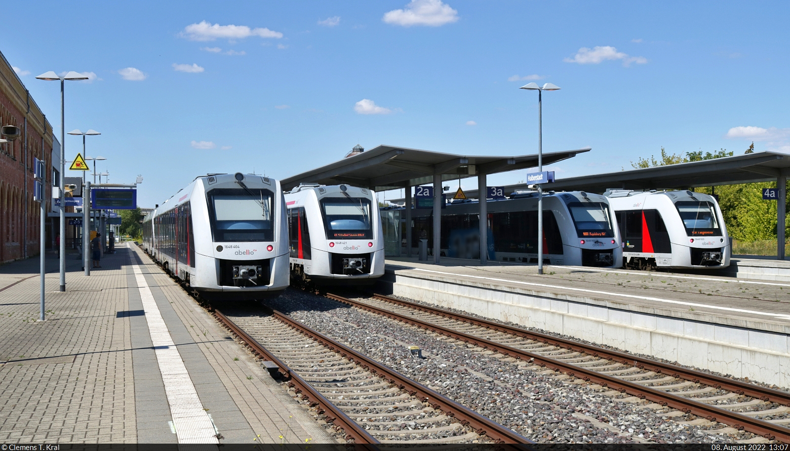  Full house  im Bahnhof Halberstadt:
Zu jeder vollen Stunde treffen die Personenzüge aus allen Himmelsrichtungen ein. Damit haben Fahrgäste direkte Umsteigeverbindungen. V.l.n.r. auf Gleis 1-4: 1648 404-9, 1648 421-3, 1648 950-1 und 1648 920-4 (Alstom Coradia LINT 41).

🧰 Abellio Rail Mitteldeutschland GmbH
🚝 RE 75712 (RE4) Halle(Saale)Hbf–Halberstadt | RE 75711 (RE4) Halberstadt–Halle(Saale)Hbf | RE 80511 (RE11) Quedlinburg–Magdeburg Hbf | RE 75614 (RE31) Magdeburg Hbf–Langenstein
🕓 8.8.2022 | 13:07 Uhr