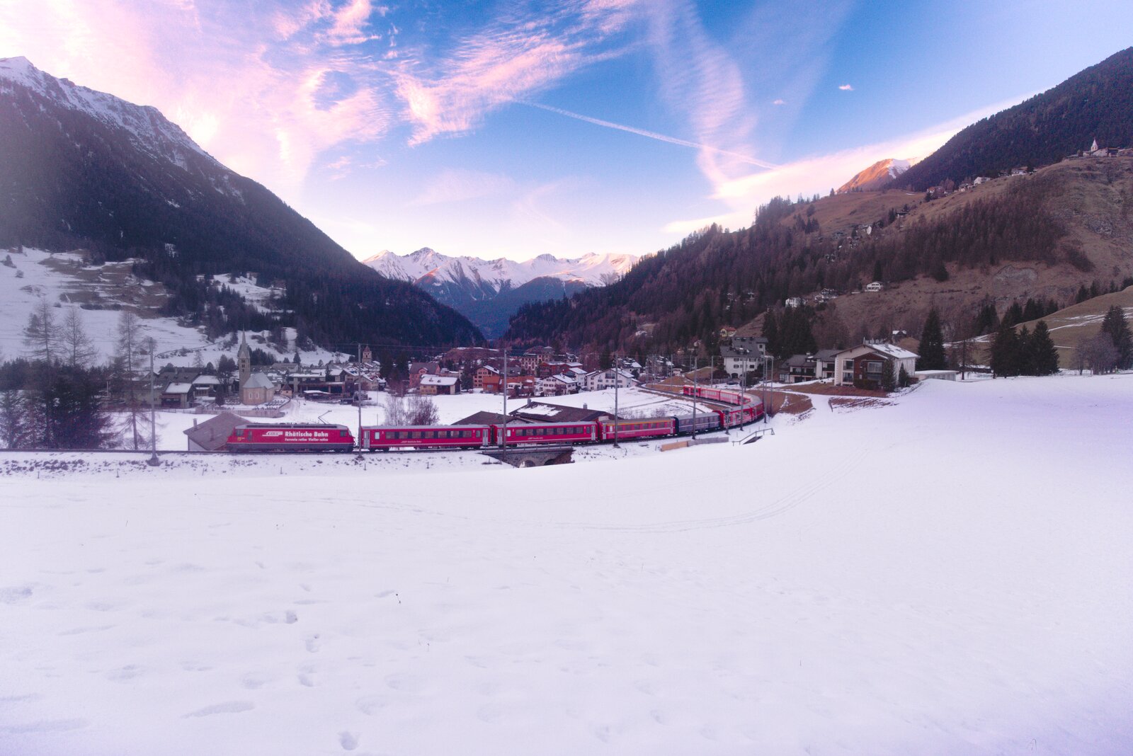Ge 4/4 III 643 'Vals' mit IR38 bei Berguen am 26.12.2025