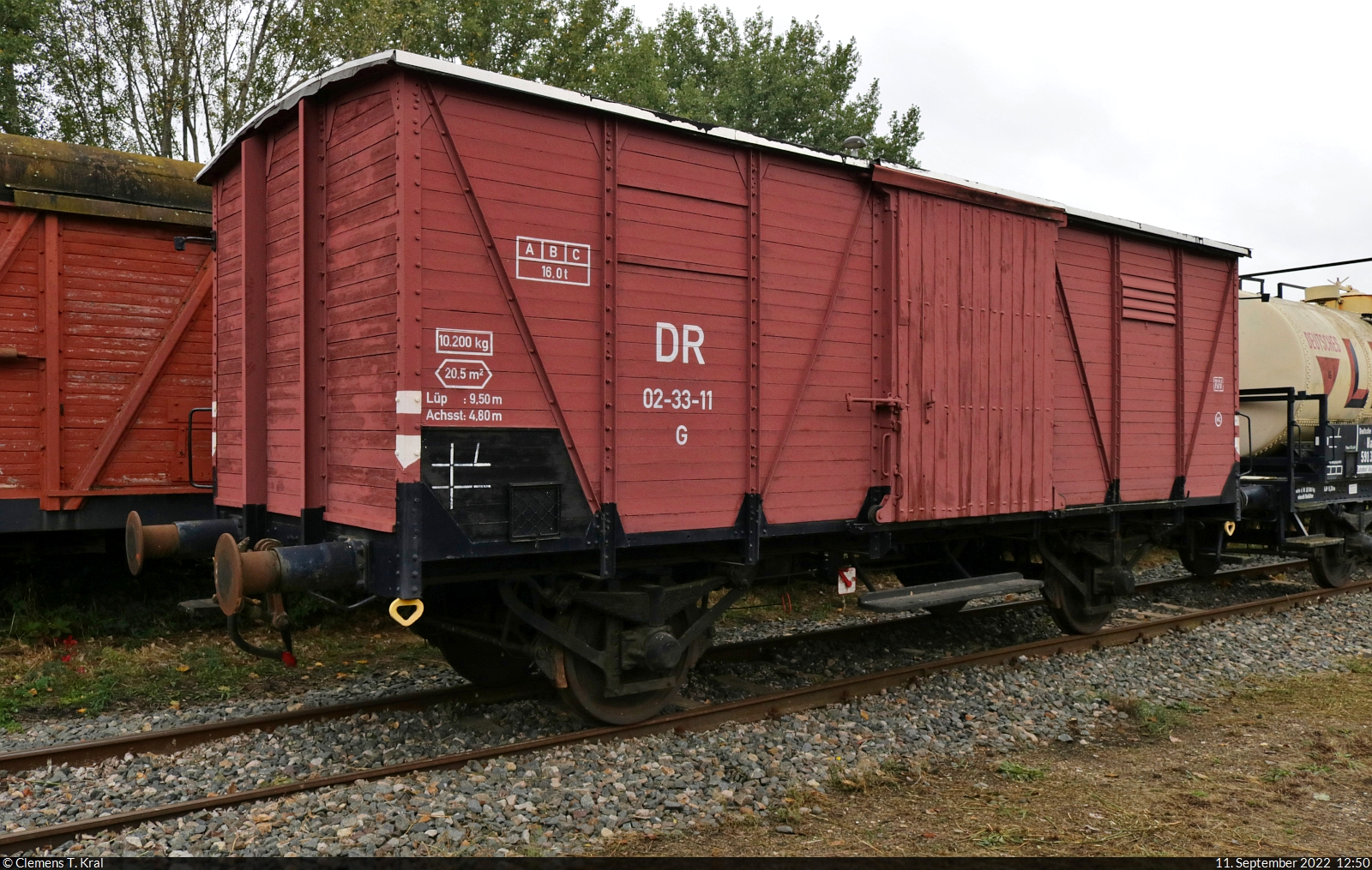 Gedeckter Güterwagen mit der Bezeichnung  G  (DR 02-33-11) beim 32. Verkehrshistorischen Wochenende am Lokschuppen Aschersleben.

🧰 Eisenbahnclub Aschersleben e.V. (ECA)
🕓 11.9.2022 | 12:50 Uhr