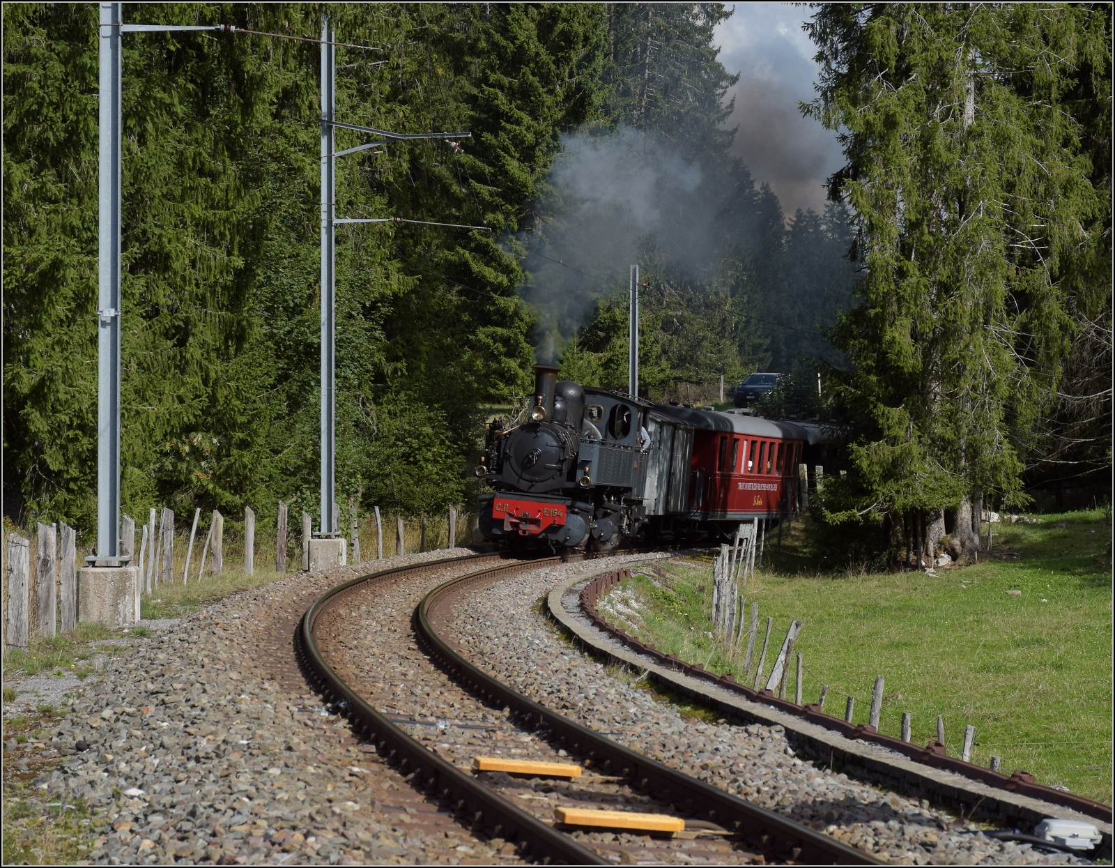 Gegenüber dem Depot von La Traction kommt CP E164 aus dem Wald und hat den wichtigsten Teil des langen Aufstiegs auf die Freiberge hinter sich. Le Prépetitjean, September 2022.

Sollte irgendetwas mit dem neuen Bildformat nicht passen, bitte an mich per PN, werde ich gesammelt weiterleiten. Auch wenn alles klappt oder die großen Bilder Anklang finden, bitte eine kurze Rückmeldung...