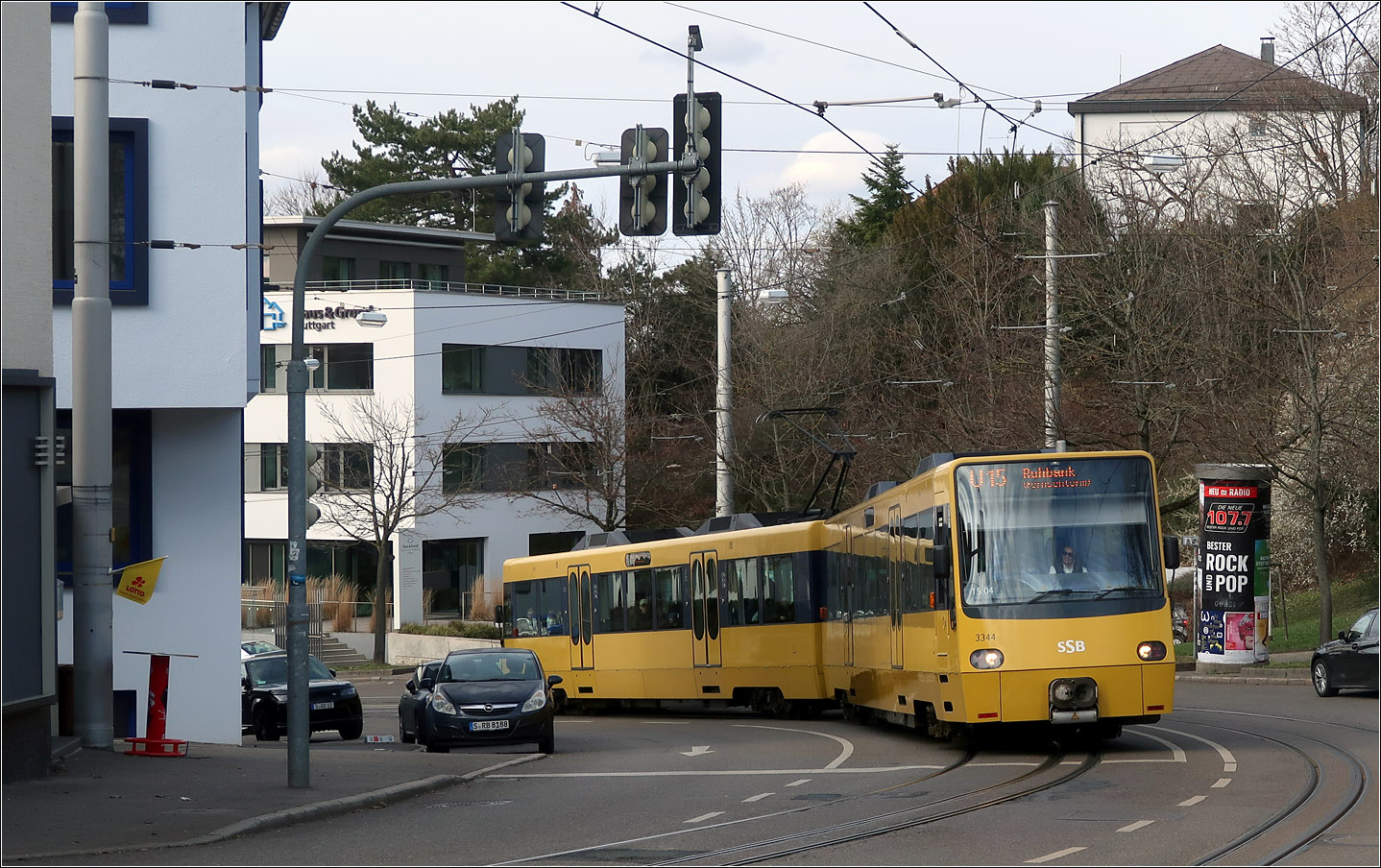 Geglättet - Die 2. Generation - 

... des Stuttgarter Stadtbahnwagen. Die 50 Züge der Serien DT-8.10 und DT-8.11 wurde von 1999 bis 2005 gebaut. Im Vergleich zum Vorgänger wirkt der Wagenkasten aufgrund der geklebten Fenster glattflächig. Der Bereich um die Kupplungen wurde geschlossen. Es gibt jetzt einen Übergang zwischen den beiden Wagen.
Die erste Serie 8.10 (3301-3346) wurde von Siemens gebaut, die Serie 8.11 (3347-3400) von Bombardier.
Im Bild die Einheit 3343/44 in der Kehre der Gerokstraße unterhalb der Haltestelle 'Heidehofstraße.'
Hier befindet sich die talwärts führende Röhre des Fildertunnels tief unter dem Standpunkt.

11.03l.2023 (M)
