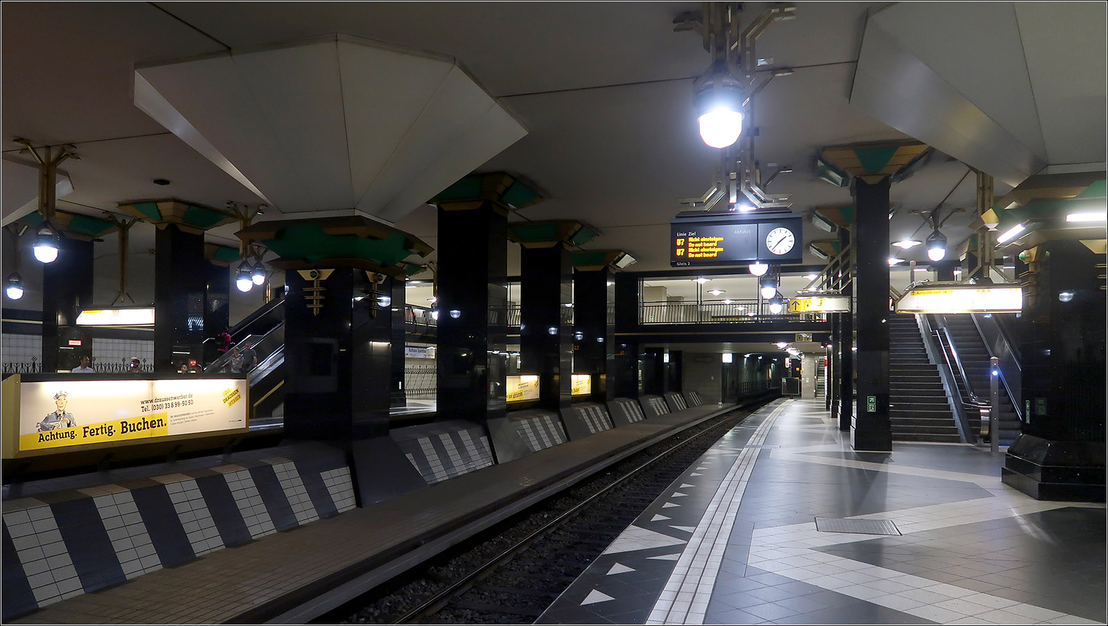 Geheimnisse der Berliner U-Bahn - 

Blick in den für vier Gleise vorbereiteten U-Bahnhof Rathaus Spandau der Linie U7 (und vielleicht fährt hier auch mal die U2). Der in ca. 8,5 Meter Tiefe liegende recht breite Bahnhof wurde in Deckelbauweise erreichtet. Wobei zuerst die Wände und Decke gebaut und dann darunter das Erdreich abgetragen wird. So kann die Oberfläche rechts schnell wieder über der Baustelle genutzt werden. Der Ausbau wurde sehr detailreich und aufwändig ausgeführt, ein Stil der mir aber etwas überzogen wirkt.
Südlich der Station schließt sich eine fast 600 Meter lange Abstellanlage an, die längste im Berliner U-Bahnnnetz.

14.07.2023 (M)
