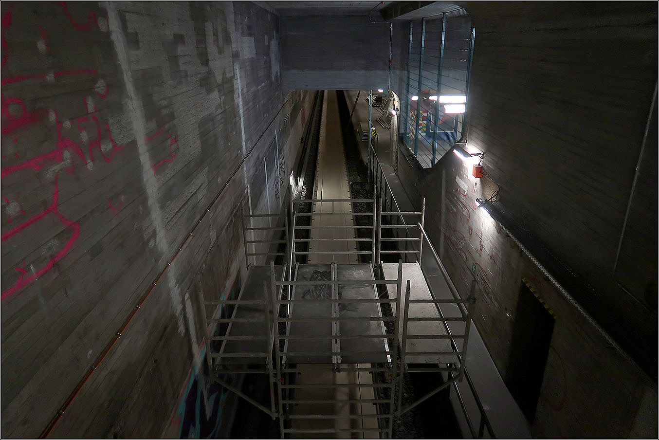 Geheimnisse der Berliner U-Bahn - 

Hier ein Blick von der Zugangsebene auf den oberen, eigentlich für die U9 gedachten Gleisbereich an der doppelstöckigen Station Schloßstraße. Vor einiger Zeit hat man angedacht, die Tunnelanlagen so umzubauen, die Tunnelanlagen so umzugestalten, dass beiden Fahrtrichtungen der U9 an der oberen Ebene abgewickelt hätten werden können, da der Betrieb einer zweiten Linie hier wohl in absehbarer Zeit hier nicht kommen wird. Aus Kostengründen hat man dies wohl fallengelassen. 

14.03.2023 (M)

