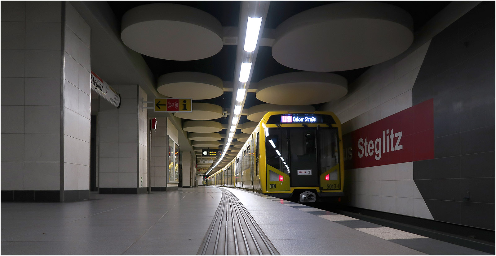 Geheimnisse der Berliner U-Bahn - 

Im Süden von Berlin endet die Linie U9 seit 1974 im eigentlich für die U10 gebauten Bahnhofsteil. Für die U9 wurde dort eigentlich in der Minus 1-Ebene eine Station gebaut, die bis an den dortigen S-Bahnhof reicht. Da im Bereich der damals von der Deutschen Reichsbahn unter dem dortigen Bahngelände nicht gebaut werden durfte, konnten keine Wende- und Aufstellgleise im Anschluss an die Station erstellt werden und so wurde für die U9 der schon für die U10 mitgebaute Bahnhof ausgebaut. 1988 wurde sogar an der U9-Station noch ein unter dem S-Bahntunnel weiterführende Tunnelabschnitt vorab erstellt, da die Betriebsführung der S-Bahn inzwischen auf die BVG übergegangen war.

Die Realisierung einer Linie U10 schien in den 1970iger Jahren noch recht zeitnah möglich zu sein. So wurde auch am Kleistpark, wo die U10 die U7 hätte kreuzen sollen, unter der U7 ein 40 Meter langes Tunnelstück mitgebaut. Ebenfalls wurde am Innsbrucker Platz (Endpunkt der Linie U4) im Zusammenhang mit dem Autobahn eine komplette Station im Rohbau erstellt. Die U10 hätte ab Rathaus Steglitz weiter in Richtung Lichterfelde, während die U9 in Richtung Lankwitz
fahren sollen. Die Weiterführung bis Lankwitz-Kirche war in nicht so lange Vergangenheit noch als vordringlich eingestuft.

14.07.2023 (M)