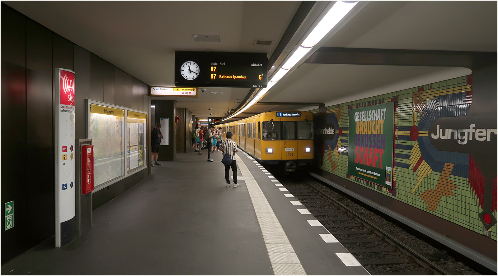 Geheimnisse der Berliner U-Bahn - 

Viergleisig und doppelstöckig ist der Bahnhof Jungfernheide der U7. Der Bahnhof ist für eine weitere Linie vorbereitet. Hier könnte eine vom Hauptbahnhof über den U9-Bahnhof Turmstraße verlaufende verlängerte U5 ein bahnsteiggleiches Umsteigen zur U7 ermöglichen. Eine Weiterführung der U5 in Richtung Tegel wäre denkbar.
Die beiden Linien würden sich hier nur aufeinandertreffen aber nicht kreuzen, vergleichbar mit der U-Bahnstation Plärrer in Nürnberg. 
Die am 1. Oktober 1980 eröffnete Station bietet oben auch Anschluss an die Ringstrecke der S-Bahnhof.
Blick in den unteren Bahnsteig mit einem Zug in Fahrtrichtung Rathaus Spandau.

14.07.2023 (M)