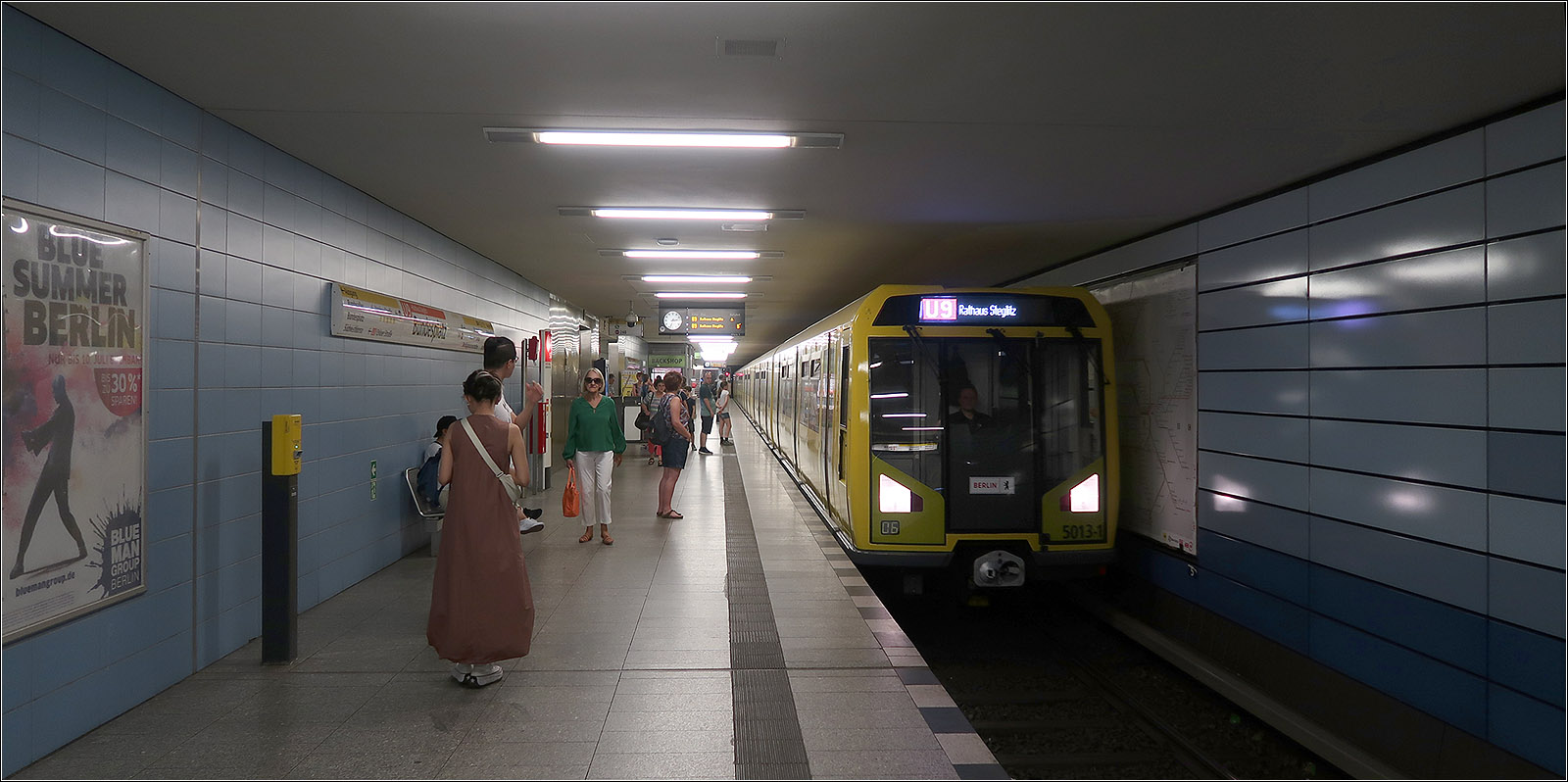 Geheimnisse der Berliner U-Bahn - 

Warum hat der U-Bahnhof Bundesplatz der Linie U9 zwei völlig getrennte Bahnsteige? Die Antwort darauf ist ein Straßentunnel zwischen den beiden Gleisen. Im Gegensatz zur benachbarten Station Berliner Straße, wo auch ein Straßentunnel die Station 'spaltet,' wurden am Bundesplatz Seitenbahnsteige angelegt.

14.07.2023 (M)