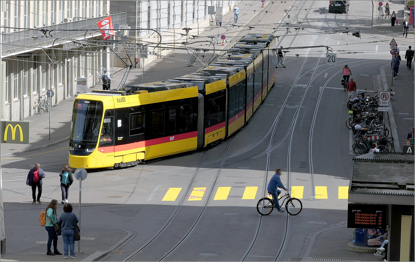 Gelbe Bahn und gelber Zebrastreifen - 

Stadler Tina 4221 der Line 11 fährt in den Abzweig vom Steinenberg zum Barfüsslerplatz ein.

Basel, 17.09.2025 (M)