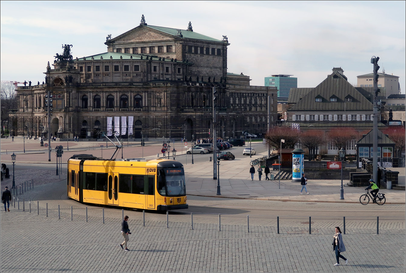 Gelbe Bahn vor der Semperoper - 

NGT D8DD 2624 auf der Linie 8 nach Hellerau zwischen Theaterplatz und Augustusbrücke. 

Dresden, 22.03.2023 (M)