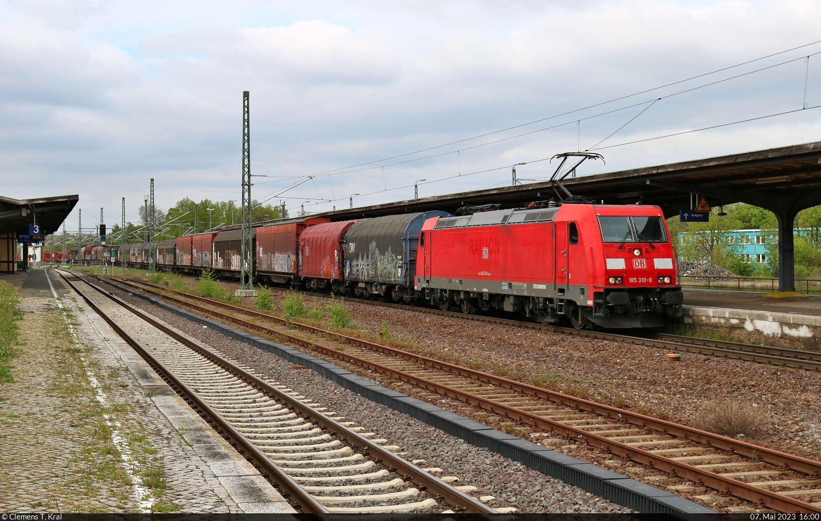 Gemischter Gz durchfährt mit 185 310-0 den Bahnhof Köthen auf Gleis 4 Richtung Halle (Saale).

🧰 DB Cargo
🕓 7.5.2023 | 16:00 Uhr