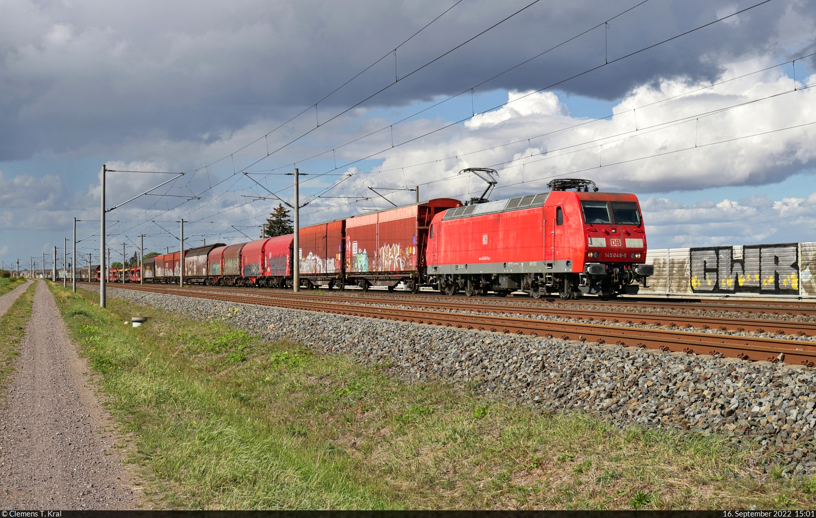 Gemischter Gz mit 145 048-5 unterwegs bei Benndorf (Kabelsketal) Richtung Schkeuditz.

🧰 DB Cargo
🕓 16.9.2022 | 15:01 Uhr