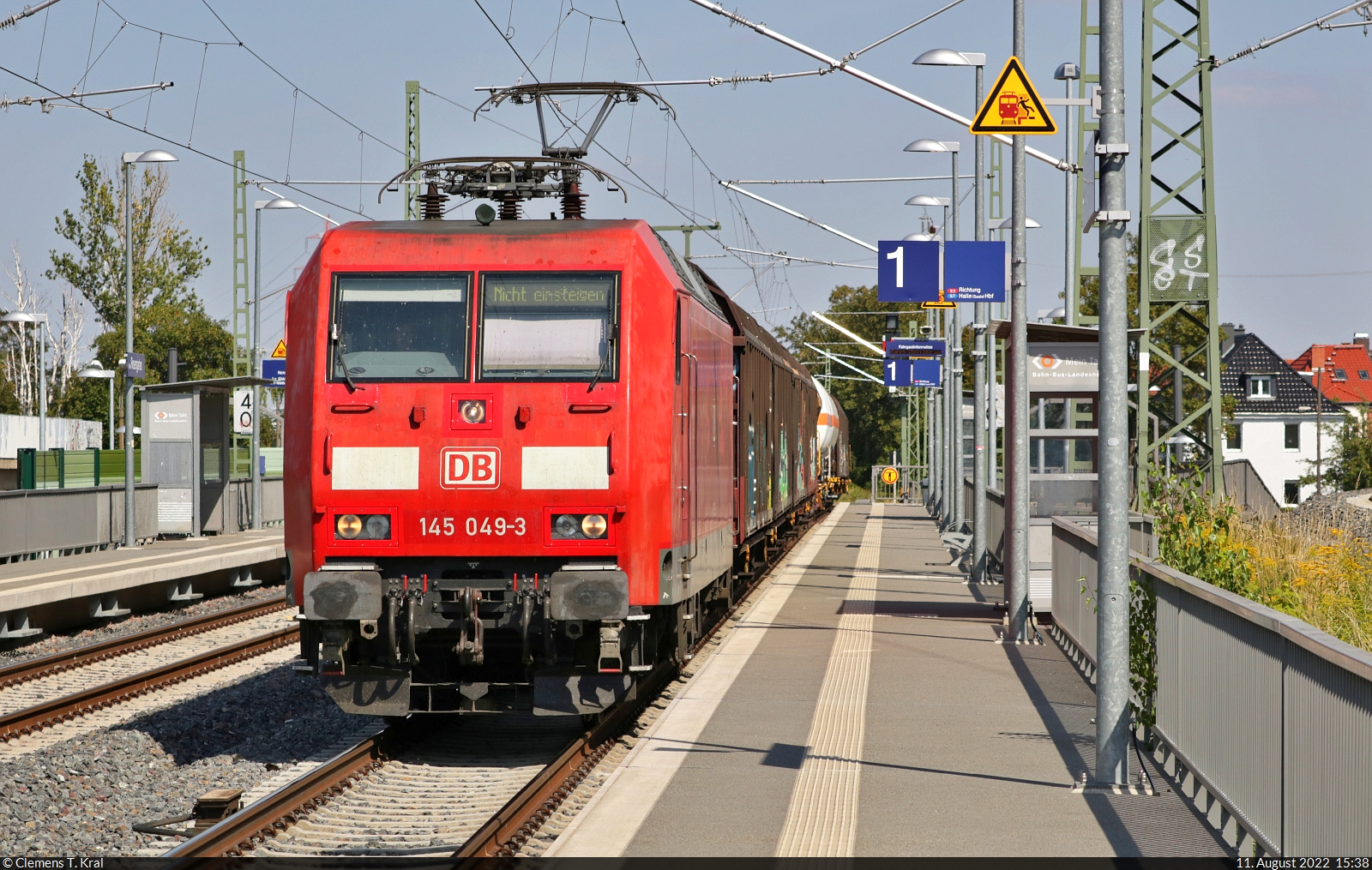 Gemischter Gz mit 145 049-3 unterwegs auf Gleis 1 des Hp Halle Rosengarten Richtung Sangerhausen. Zur Sicherheit steht  Nicht einsteigen  auf der Zielanzeige.

🧰 DB Cargo
🕓 11.8.2022 | 15:38 Uhr