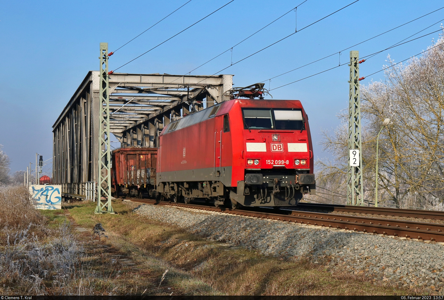 Gemischter Gz mit 152 099-8 (Siemens ES64F) quert die Saale bei Schkopau Richtung Merseburg Hbf.

🧰 DB Cargo
🕓 8.2.2023 | 13:57 Uhr