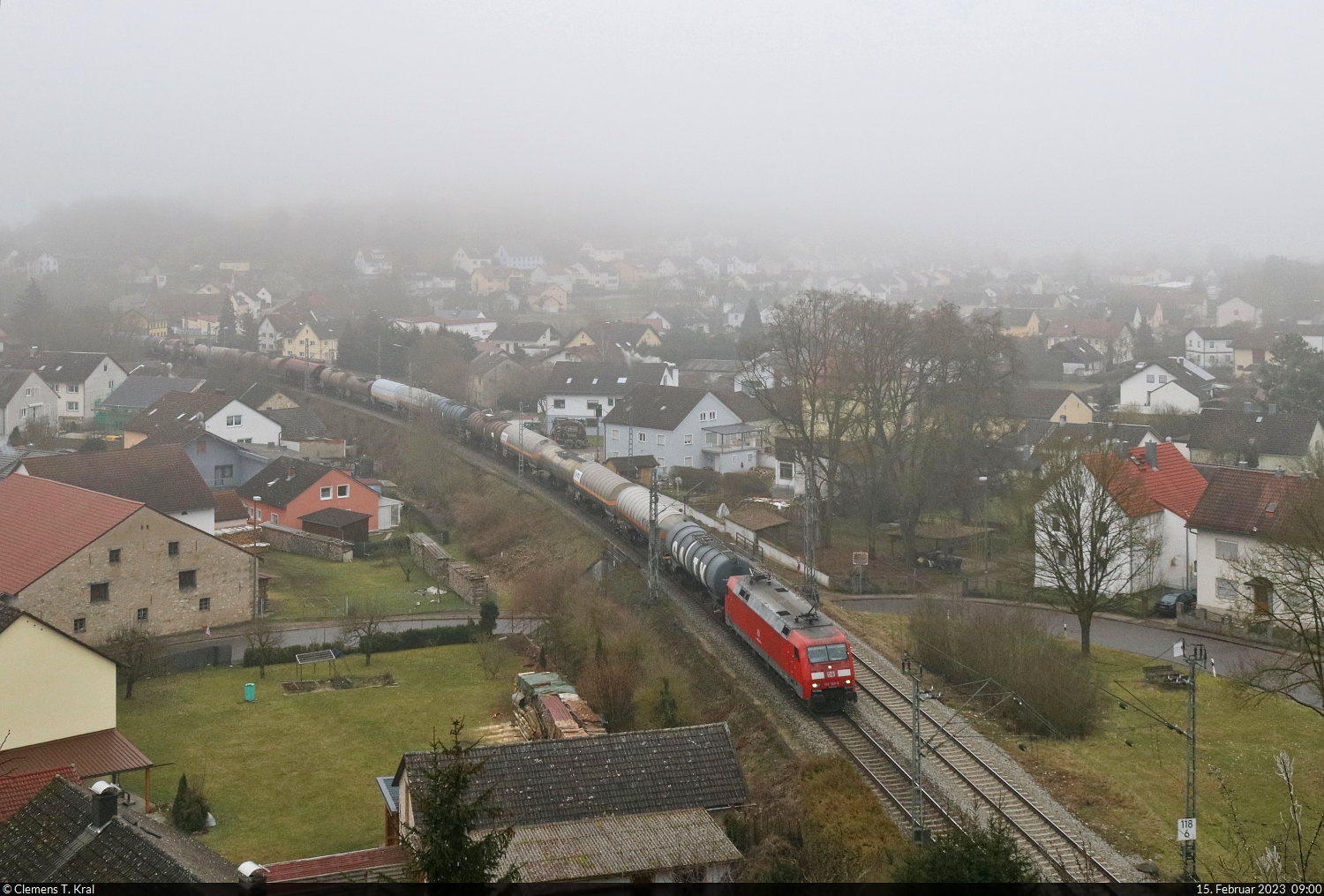 Gemischter Gz mit 152 126-9 (Siemens ES64F) bei seiner Fahrt durch das neblige Dollnstein Richtung Treuchtlingen.

🧰 DB Cargo
🕓 15.2.2023 | 9:00 Uhr