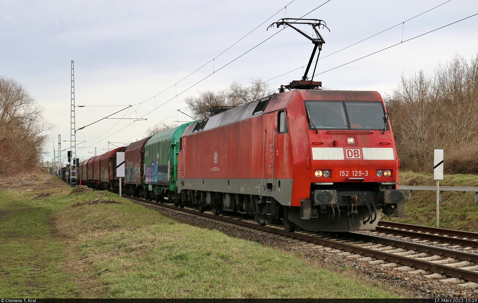 Gemischter Gz mit 152 129-3 (Siemens ES64F) passiert die Blockstelle Zscherben Richtung Sangerhausen.

🧰 DB Cargo
🕓 17.3.2023 | 15:29 Uhr
