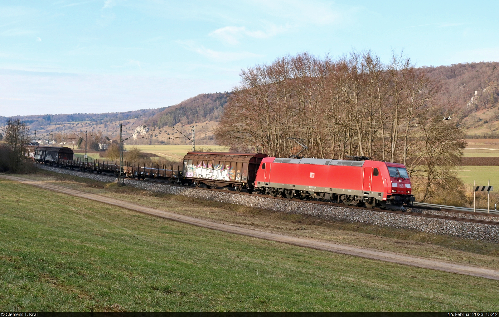 Gemischter Gz mit 185 217-7 unterwegs östlich von Dollnstein Richtung Ingolstadt.

🧰 DB Cargo
🕓 16.2.2023 | 15:42 Uhr